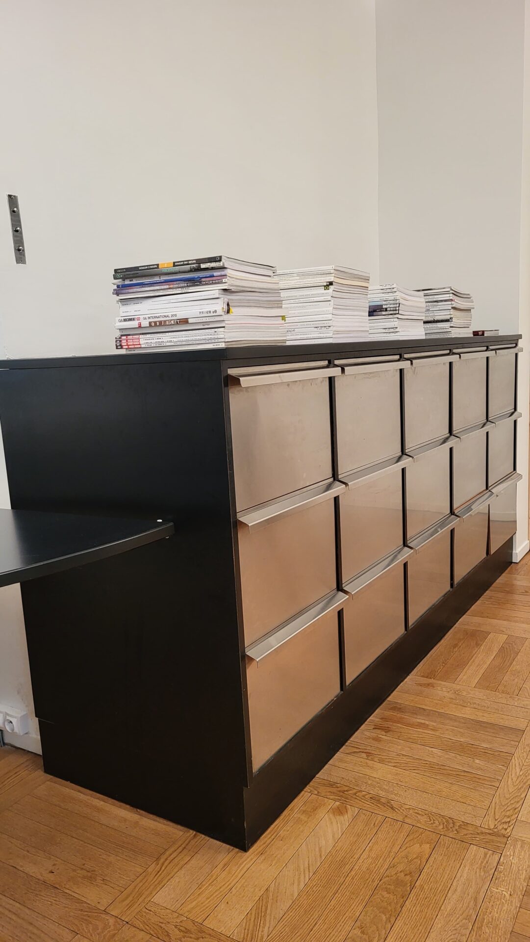 Meuble de rangement fait sur mesure en inox (agence d’architecture) – Image 2