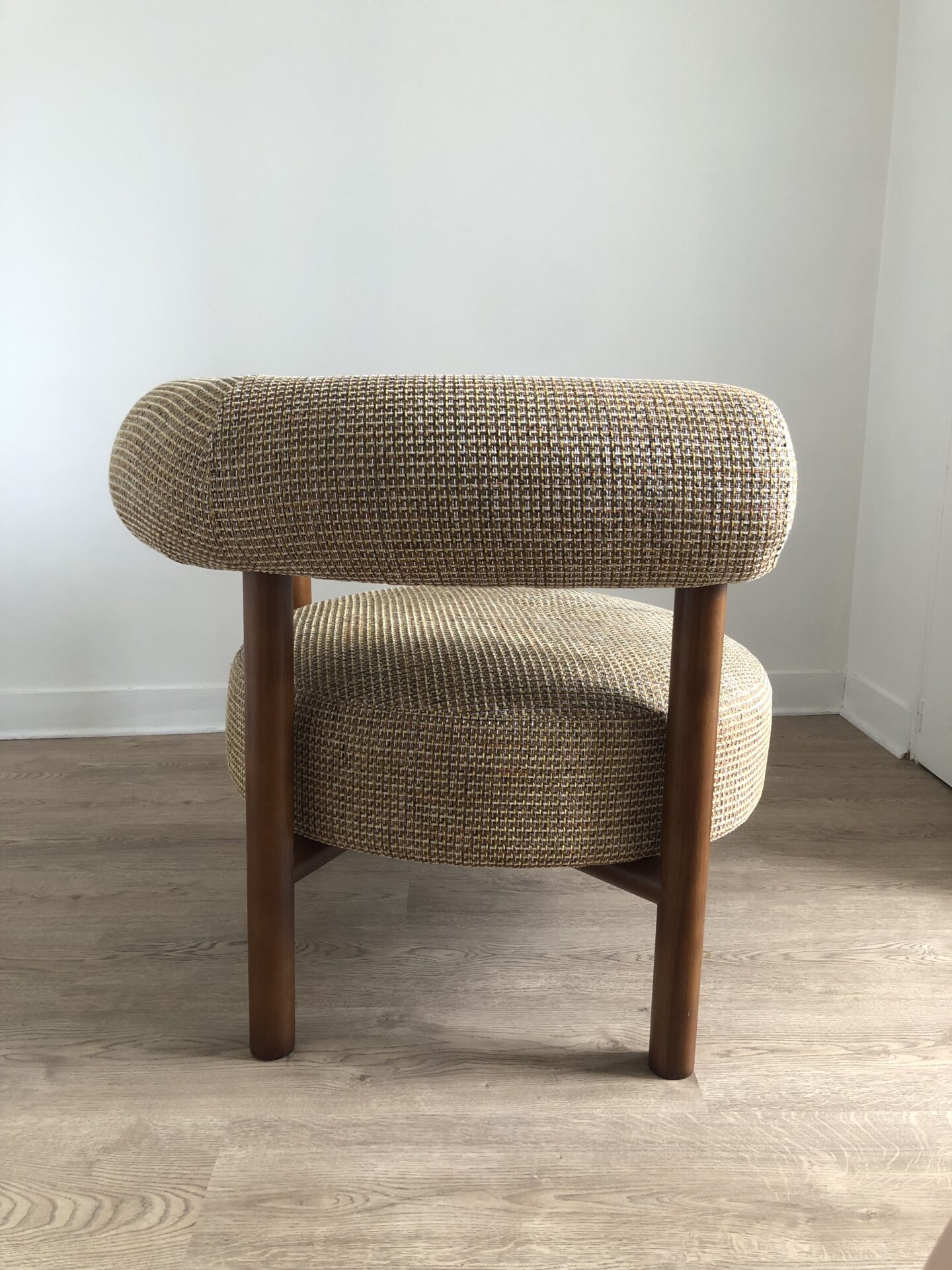 Fauteuil Carol bois et tweed – Image 3