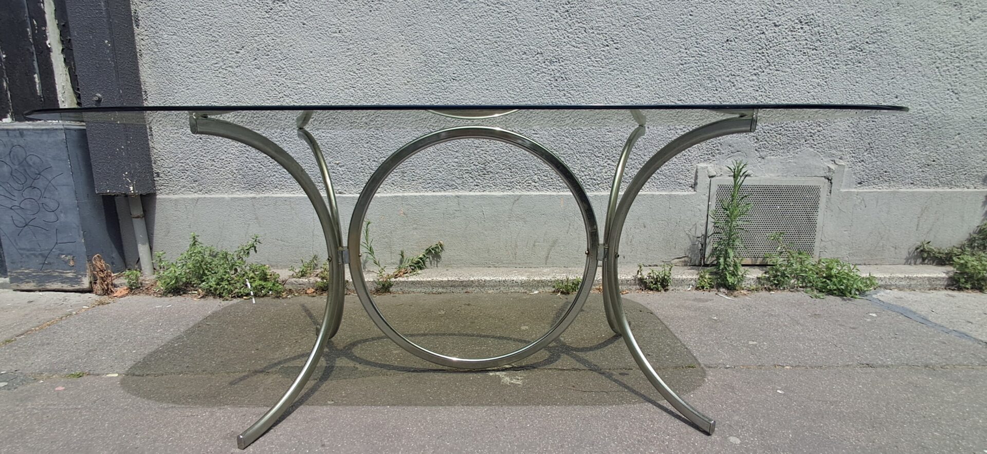 Table de salle à manger vintage en verre fumé et acier chromé – Image 2