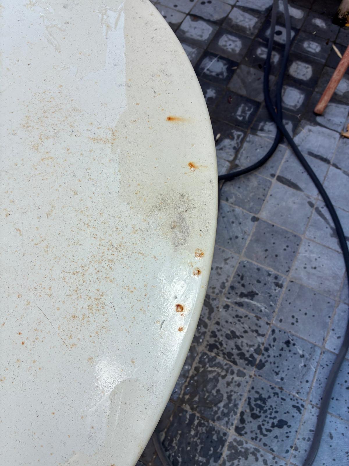 4 chaises et 1 table ronde FERMOB – Image 5