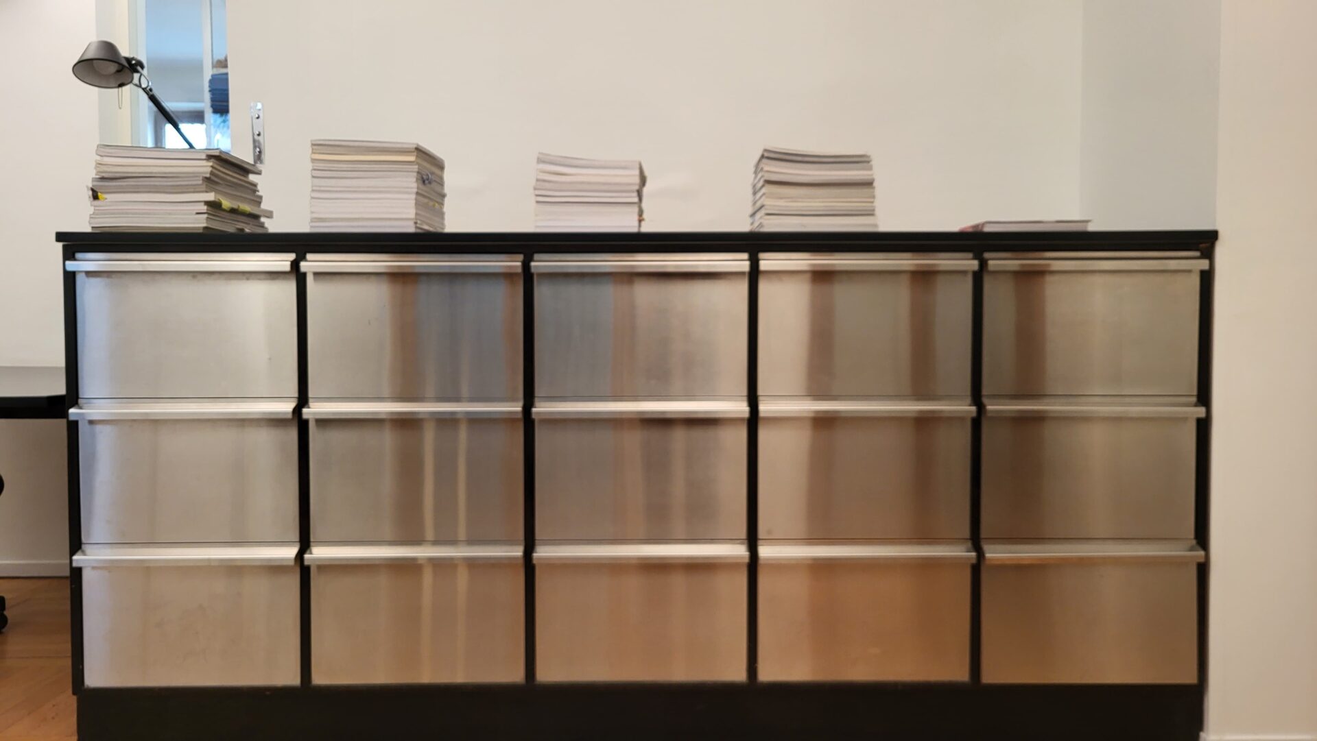 Meuble de rangement fait sur mesure en inox (agence d’architecture) – Image 3
