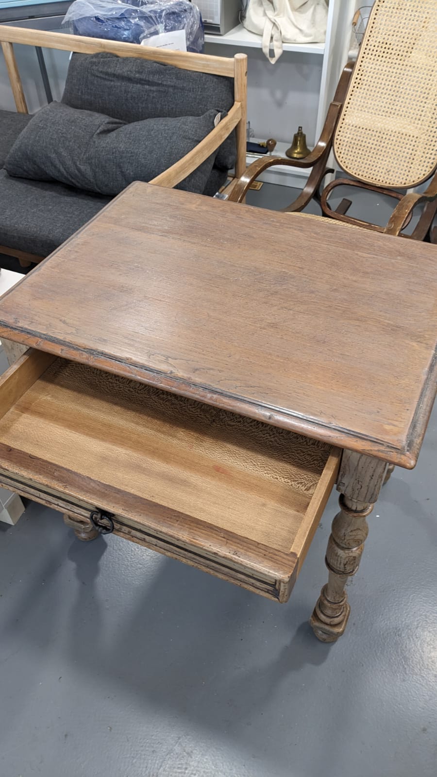 Petit bureau pied tourné – Image 3