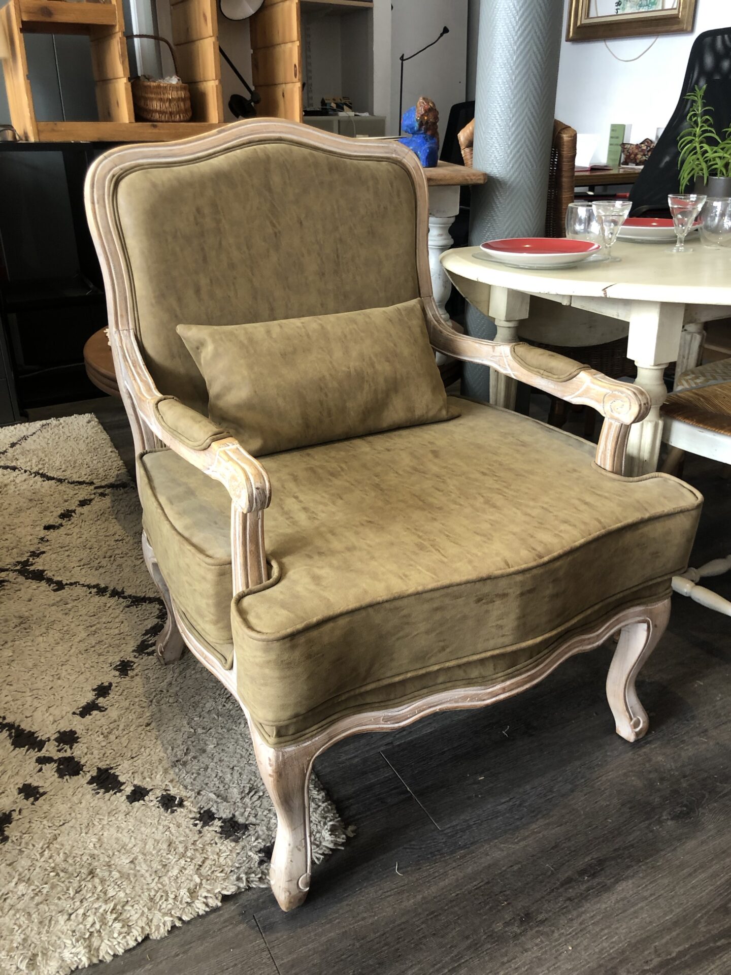 Paire de Fauteuil - chauffeuses modernisés par un simili cuir vert – Image 2