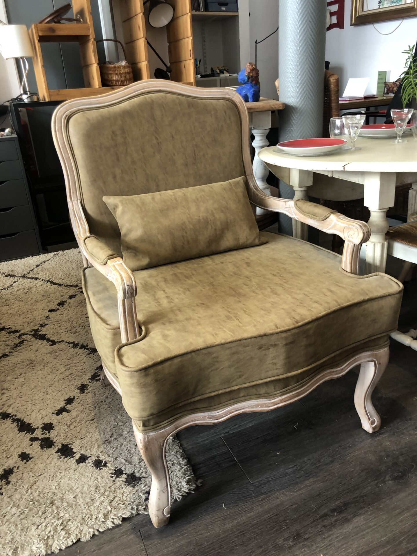 Paire de Fauteuil - chauffeuses modernisés par un simili cuir vert – Image 3