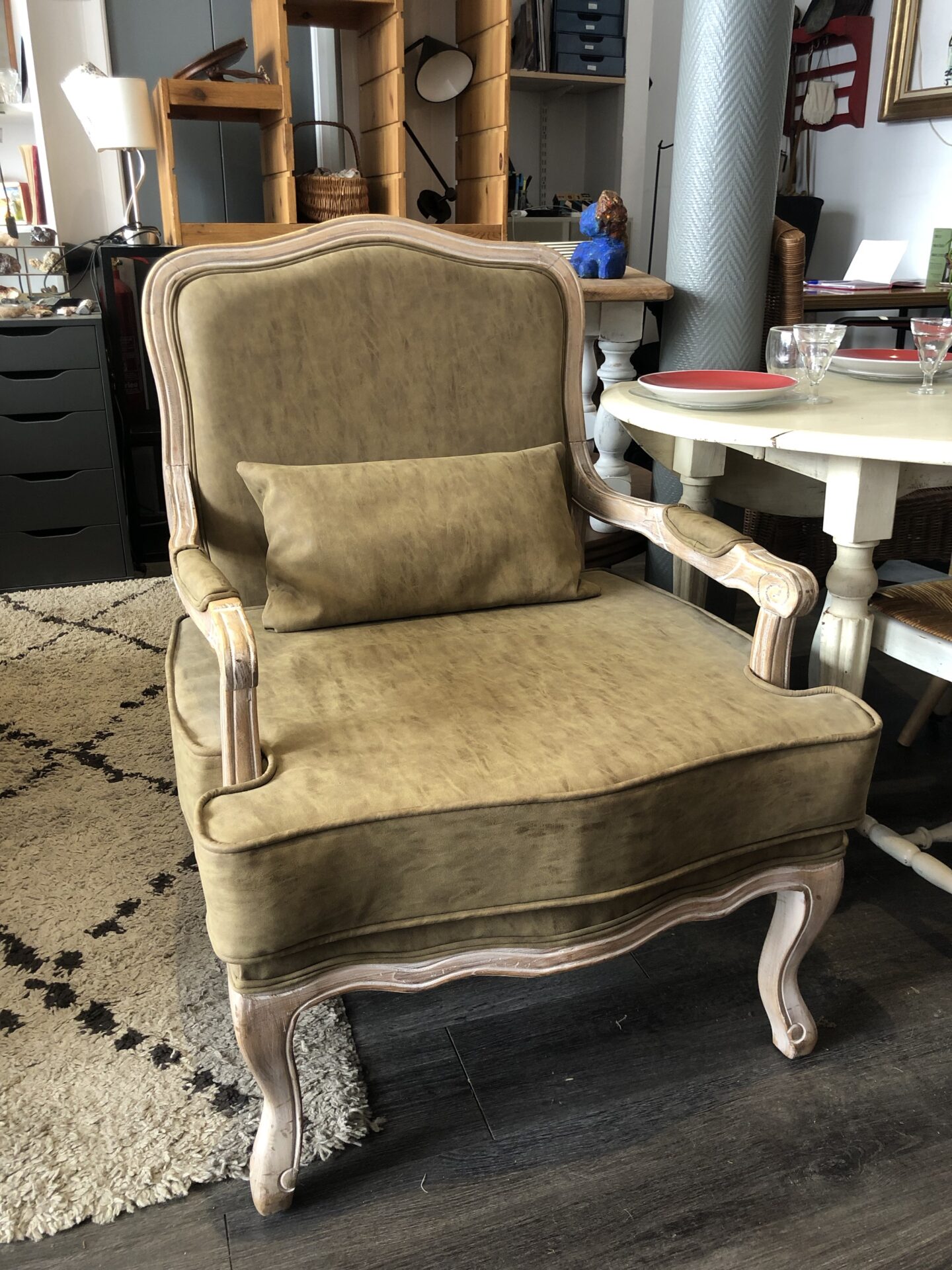 Paire de Fauteuil - chauffeuses modernisés par un simili cuir vert – Image 4