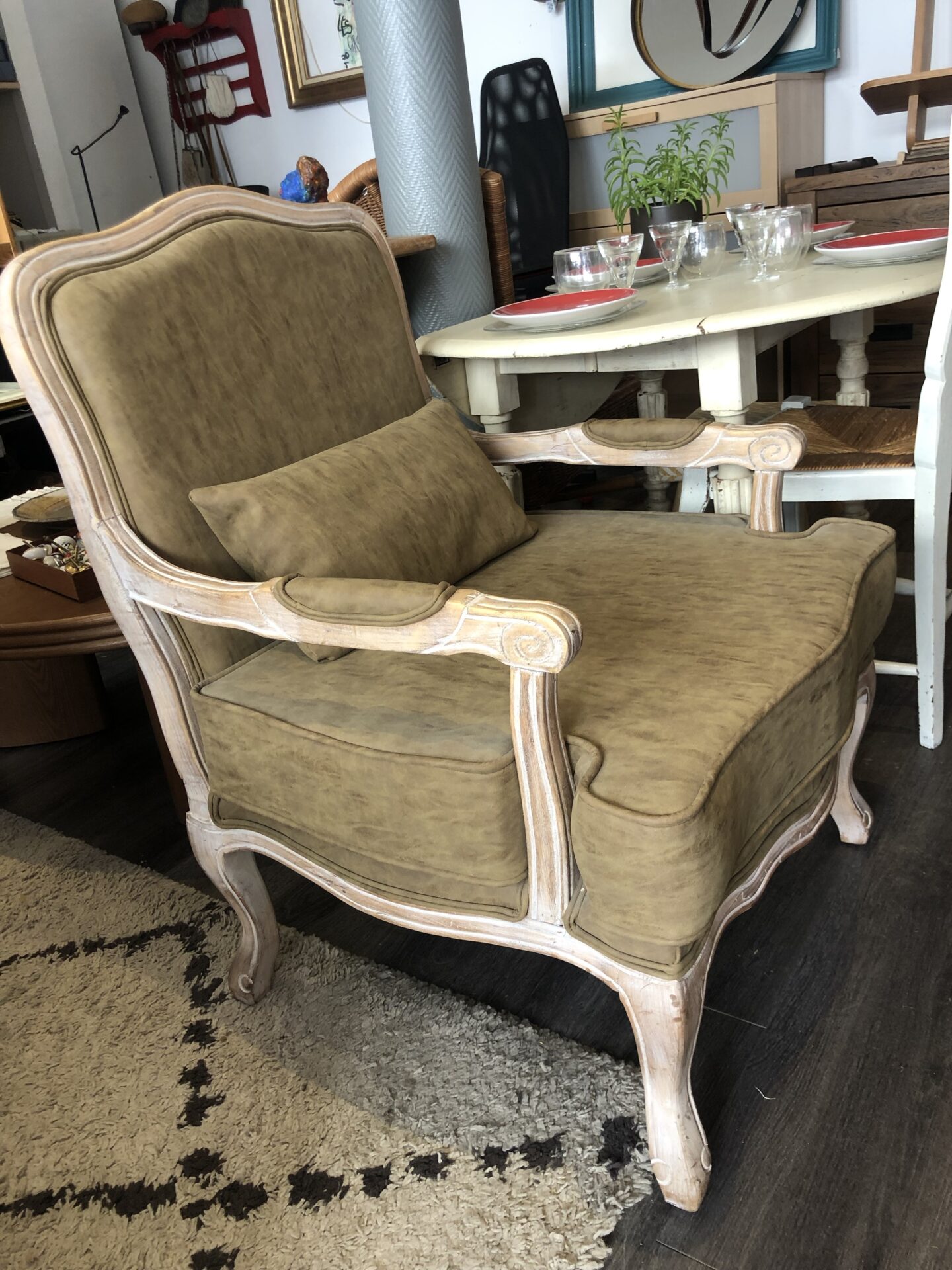 Paire de Fauteuil - chauffeuses modernisés par un simili cuir vert – Image 5