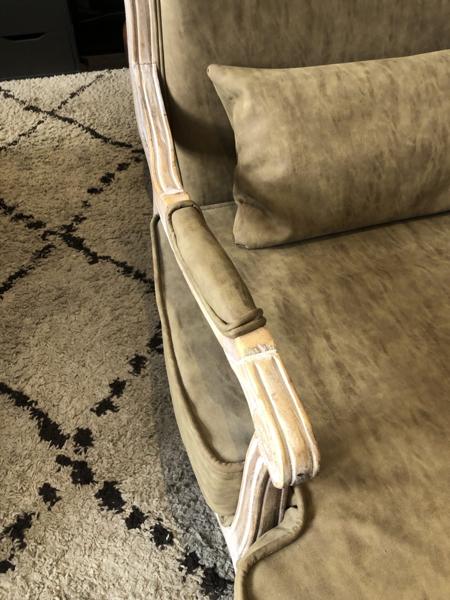 Paire de Fauteuil - chauffeuses modernisés par un simili cuir vert – Image 6