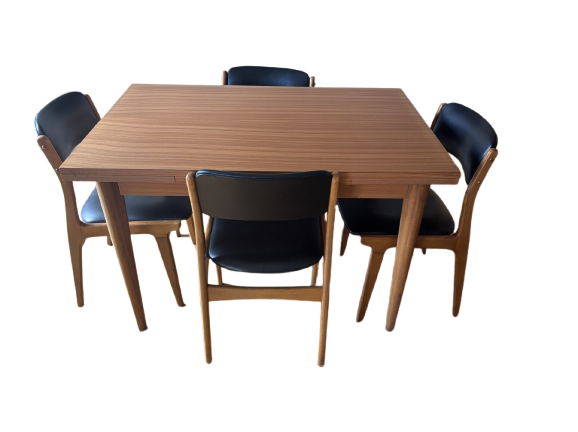 4 chaises et une table de salle à manger