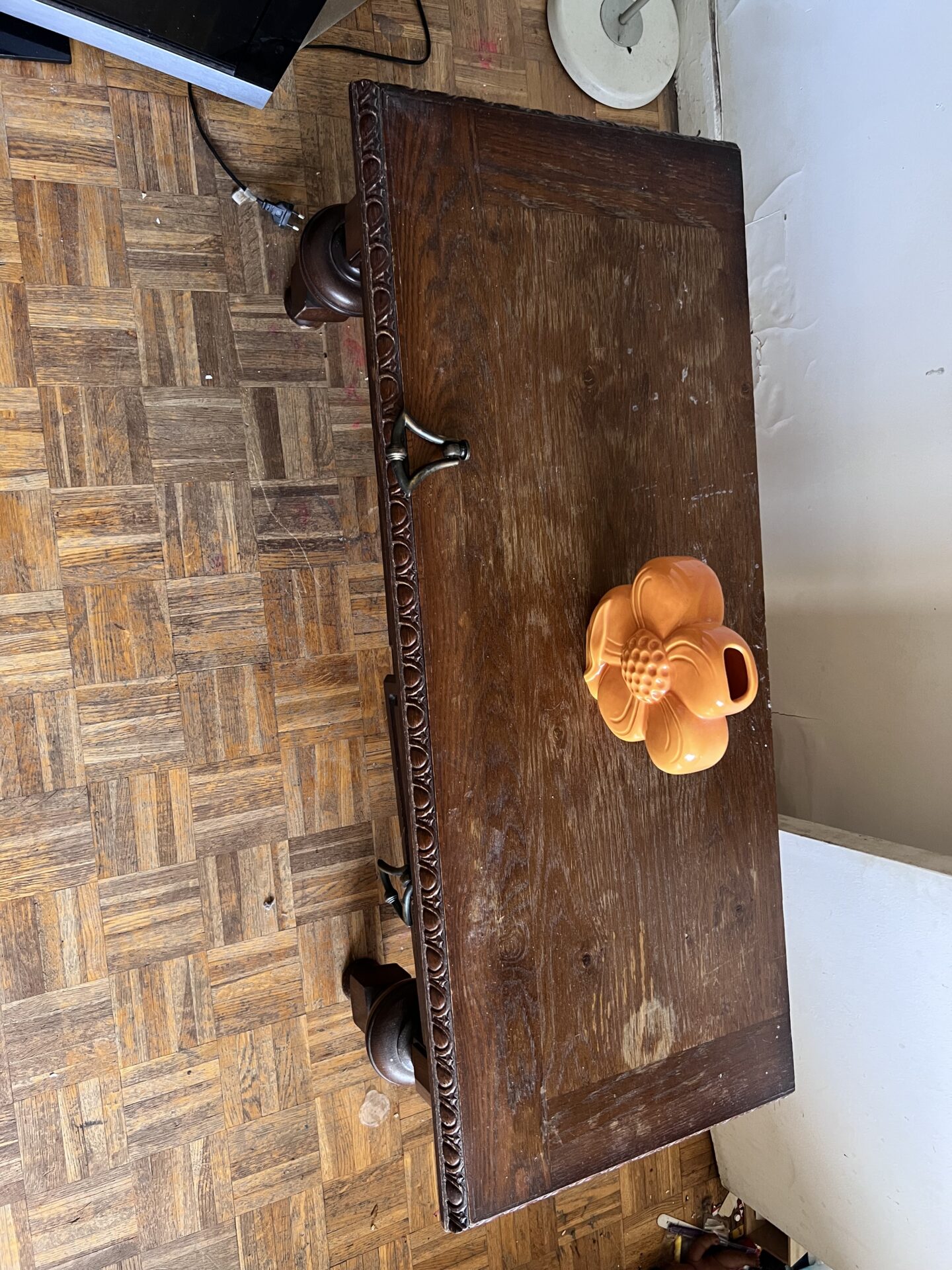 Table basse ancienne en bois massif avec tiroirs et pieds tournés – Image 4