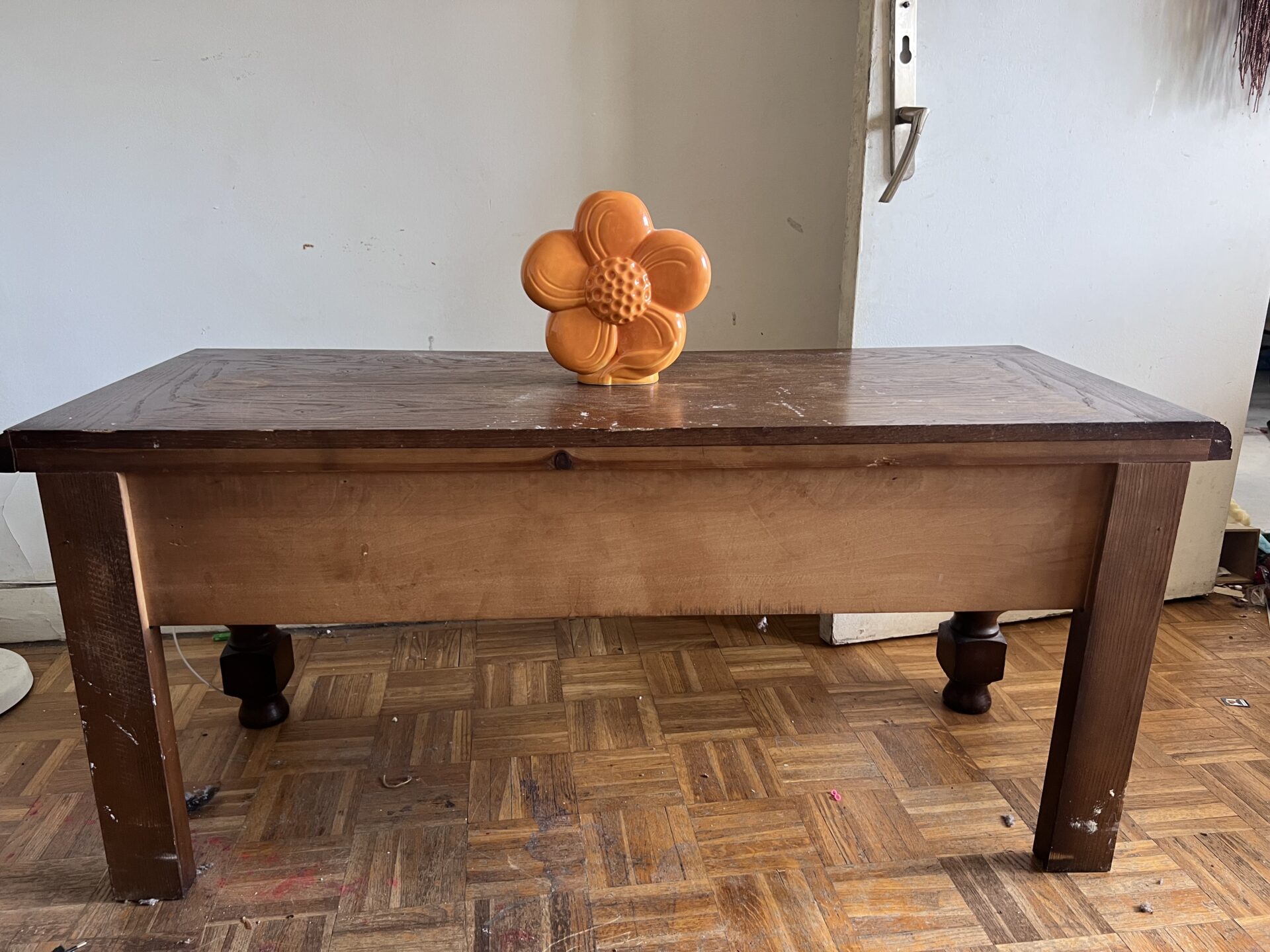 Table basse ancienne en bois massif avec tiroirs et pieds tournés – Image 2