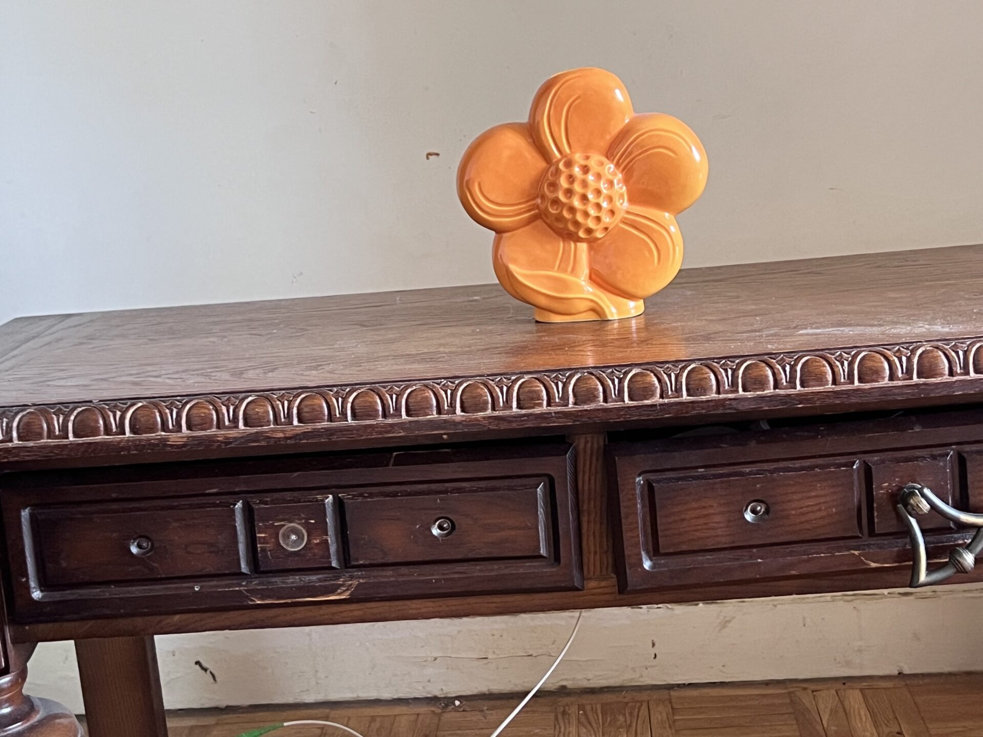 Table basse ancienne en bois massif avec tiroirs et pieds tournés – Image 3