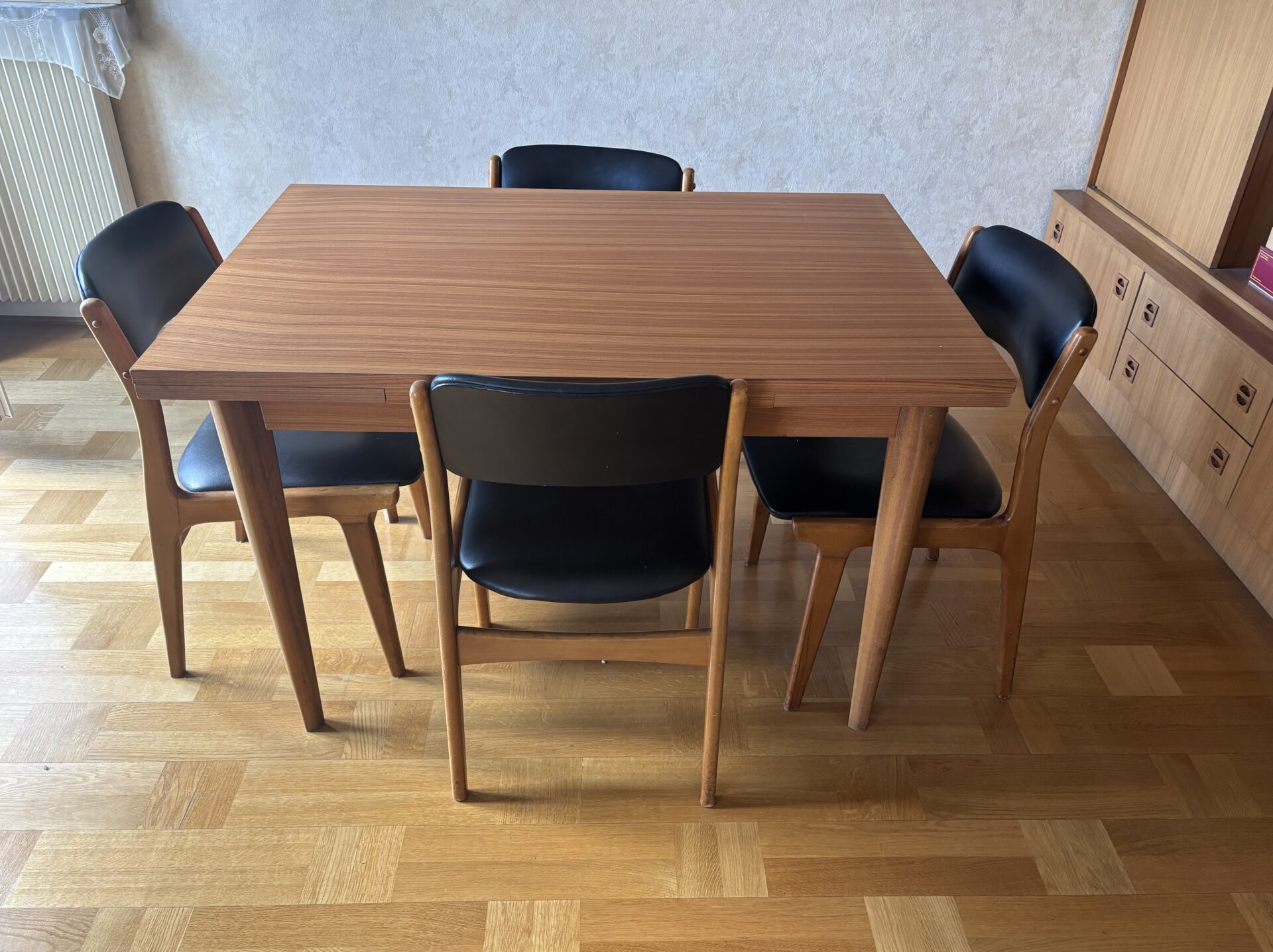 4 chaises et une table de salle à manger – Image 2