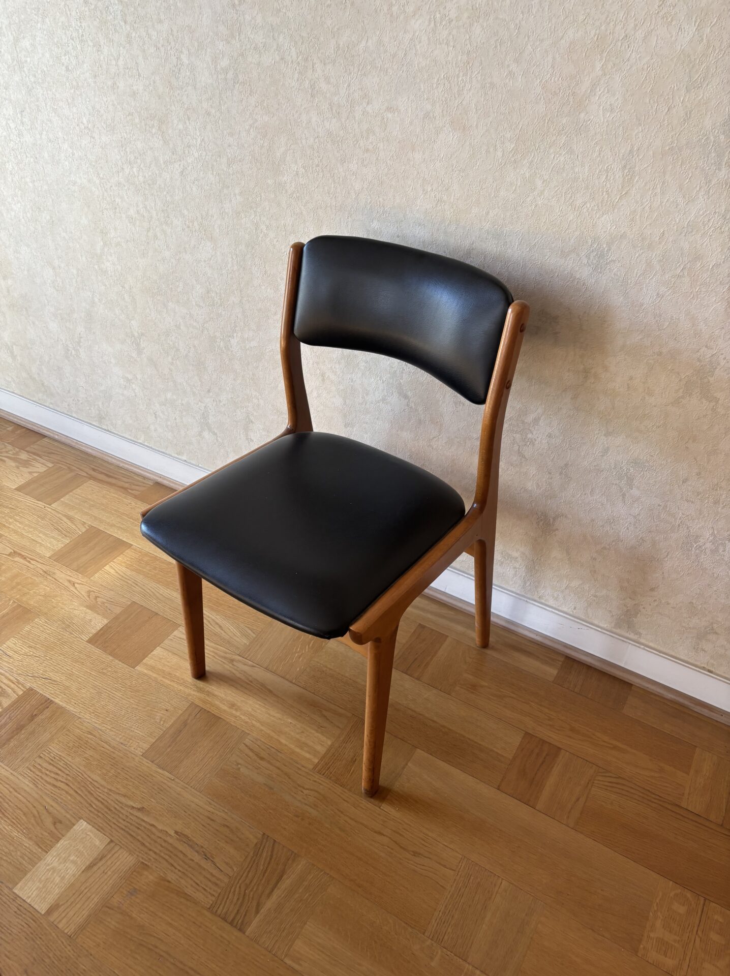 4 chaises et une table de salle à manger – Image 3