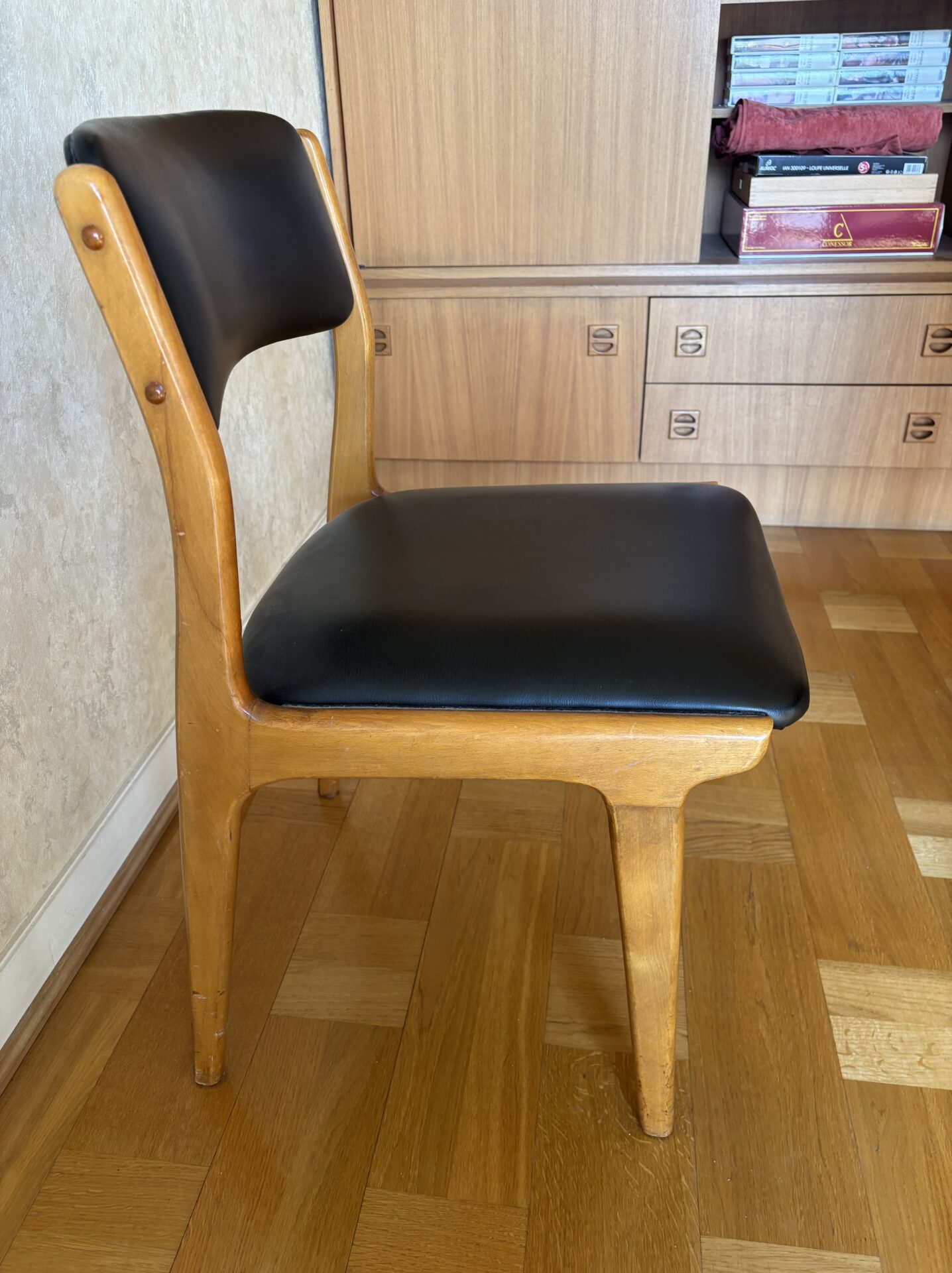 4 chaises et une table de salle à manger – Image 4