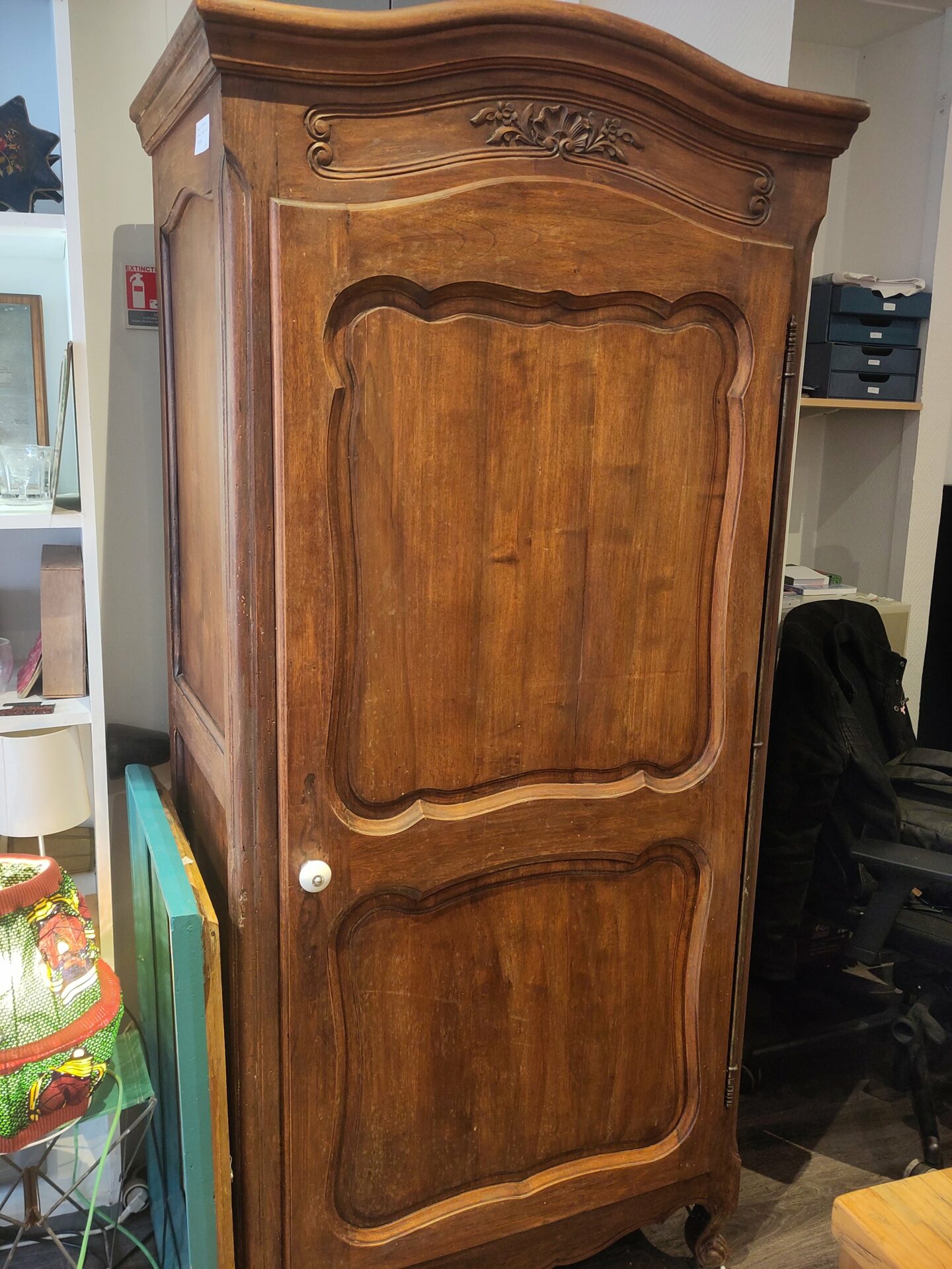 Armoire Bonnetiére en bois rénovée – Image 4