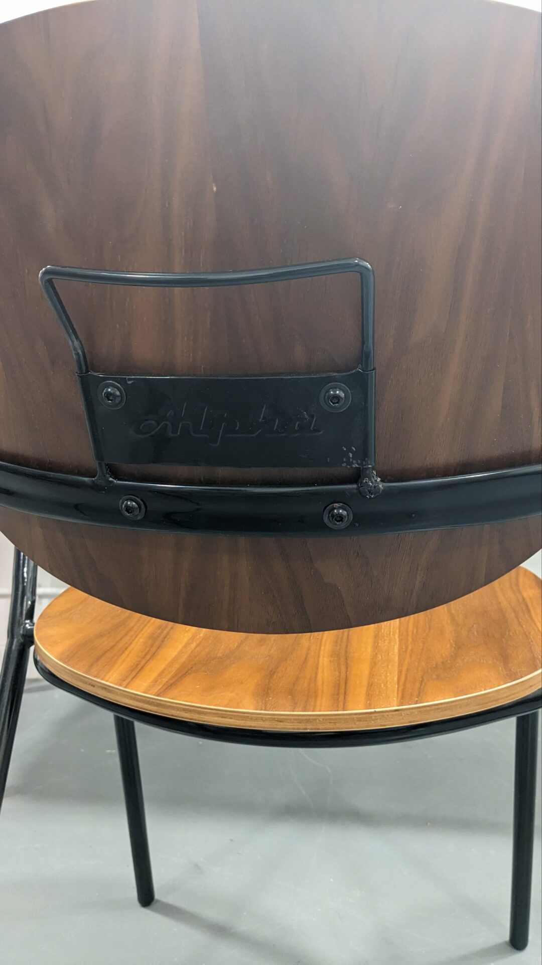 Chaise en noyer et métal – Image 4