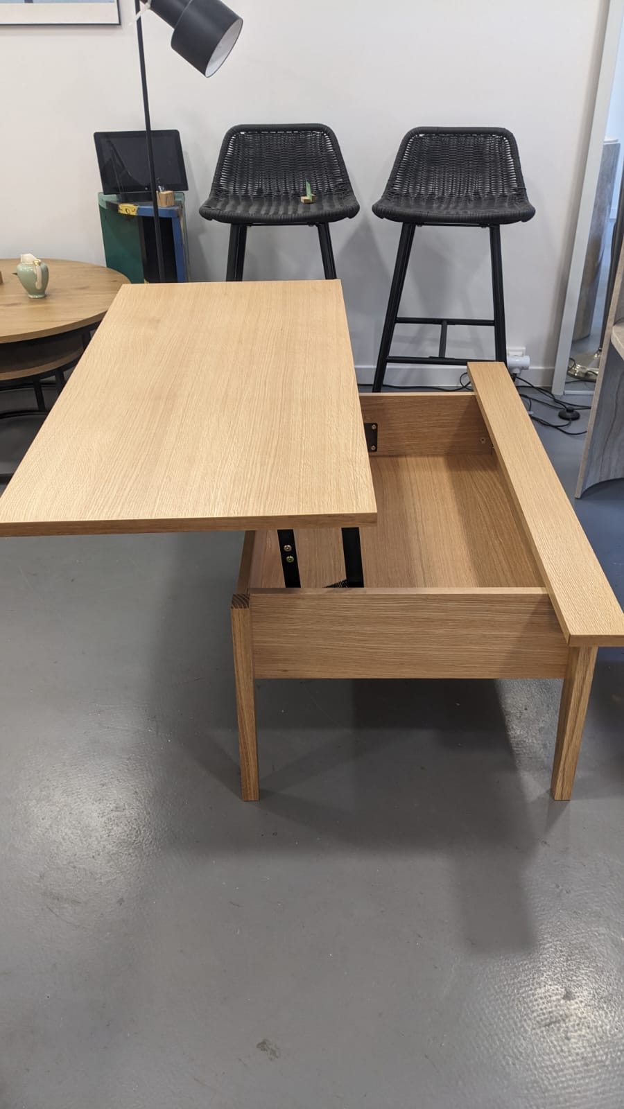 Table basse en bois avec plateau relevable – Image 2