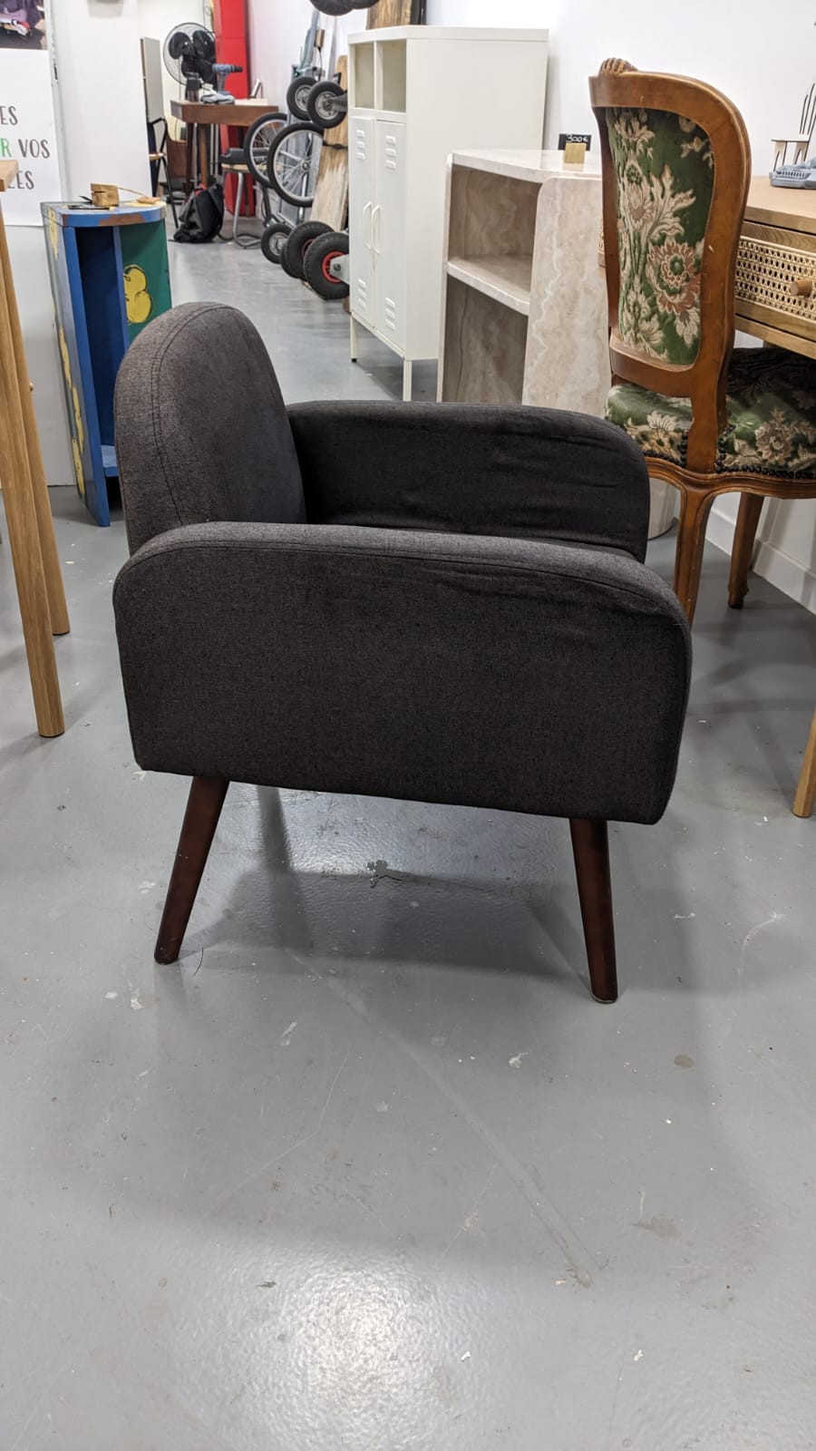 Petit fauteuil anthracite style chauffeuse – Image 2