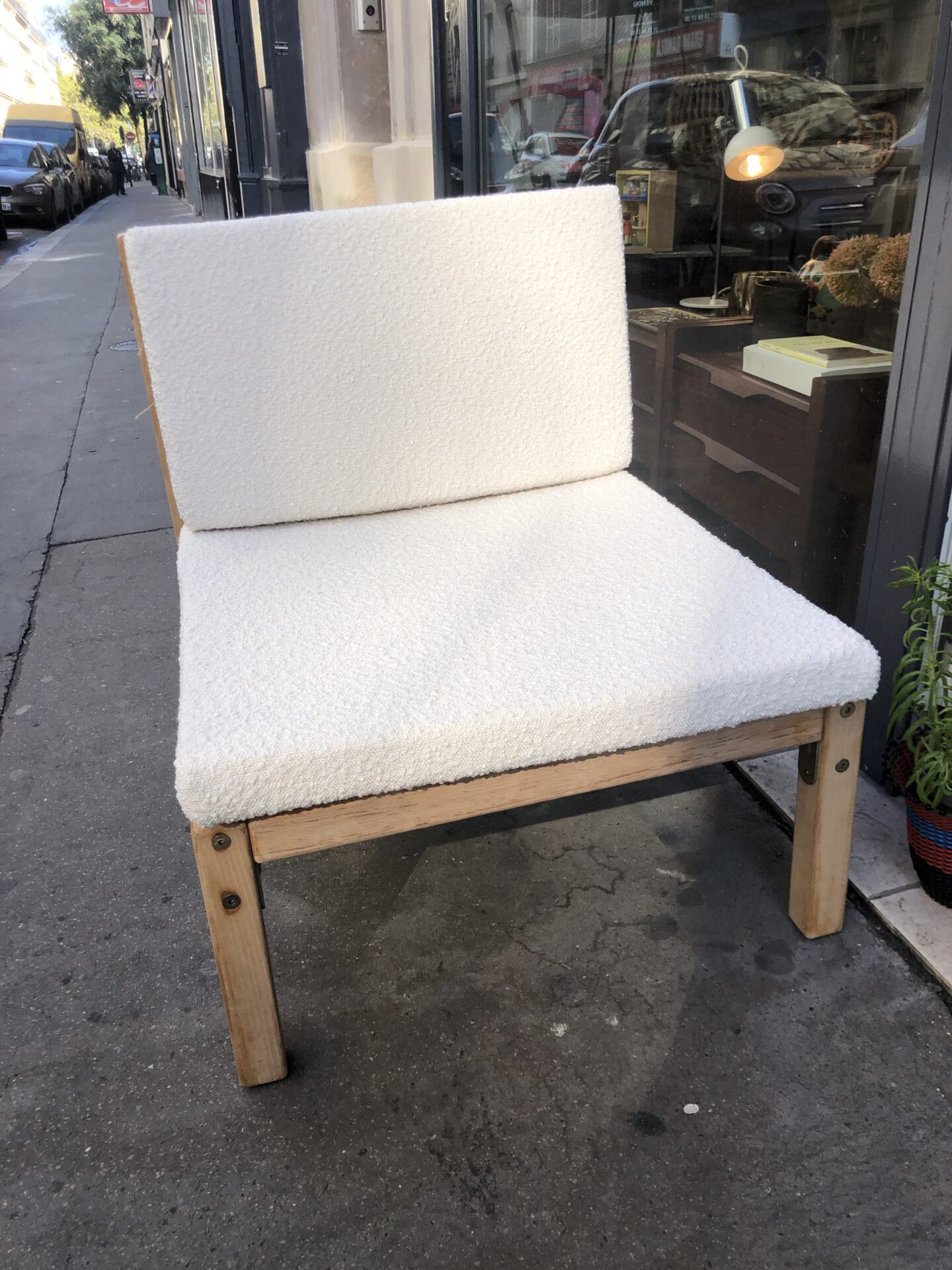 Fauteuil / chauffeuse en tissu bouclette blanc – Image 5