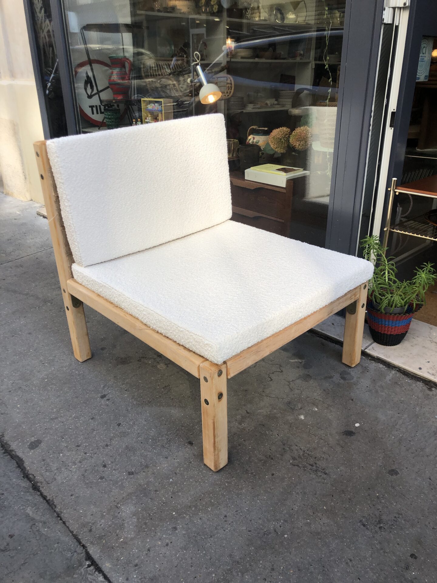 Fauteuil / chauffeuse en tissu bouclette blanc – Image 4