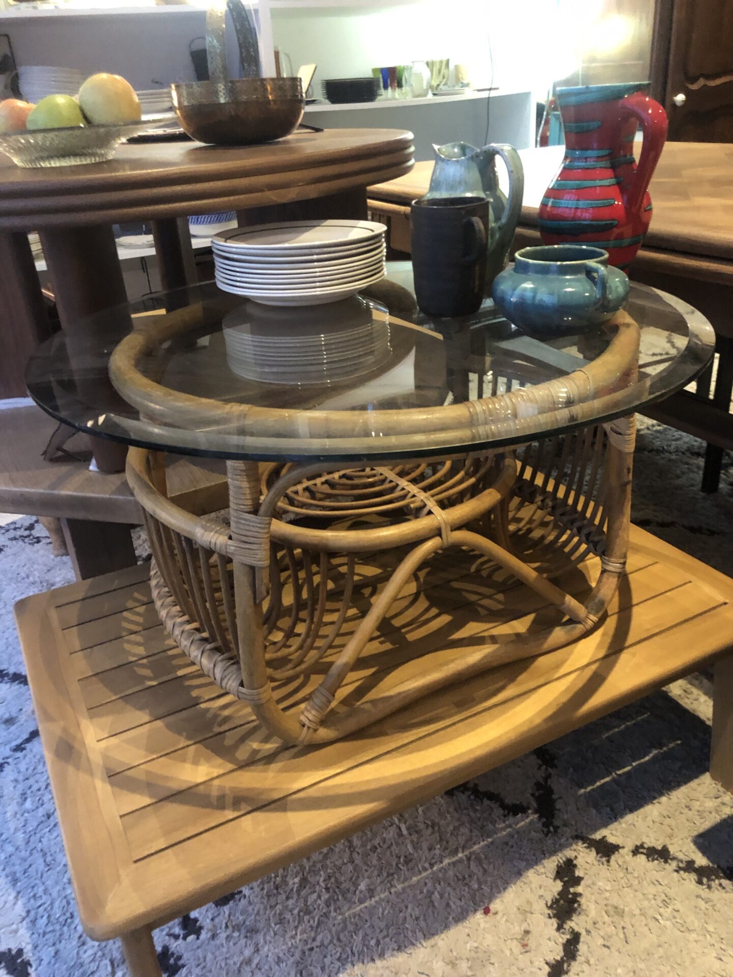 Table basse en rotin et verre transparent – Image 13