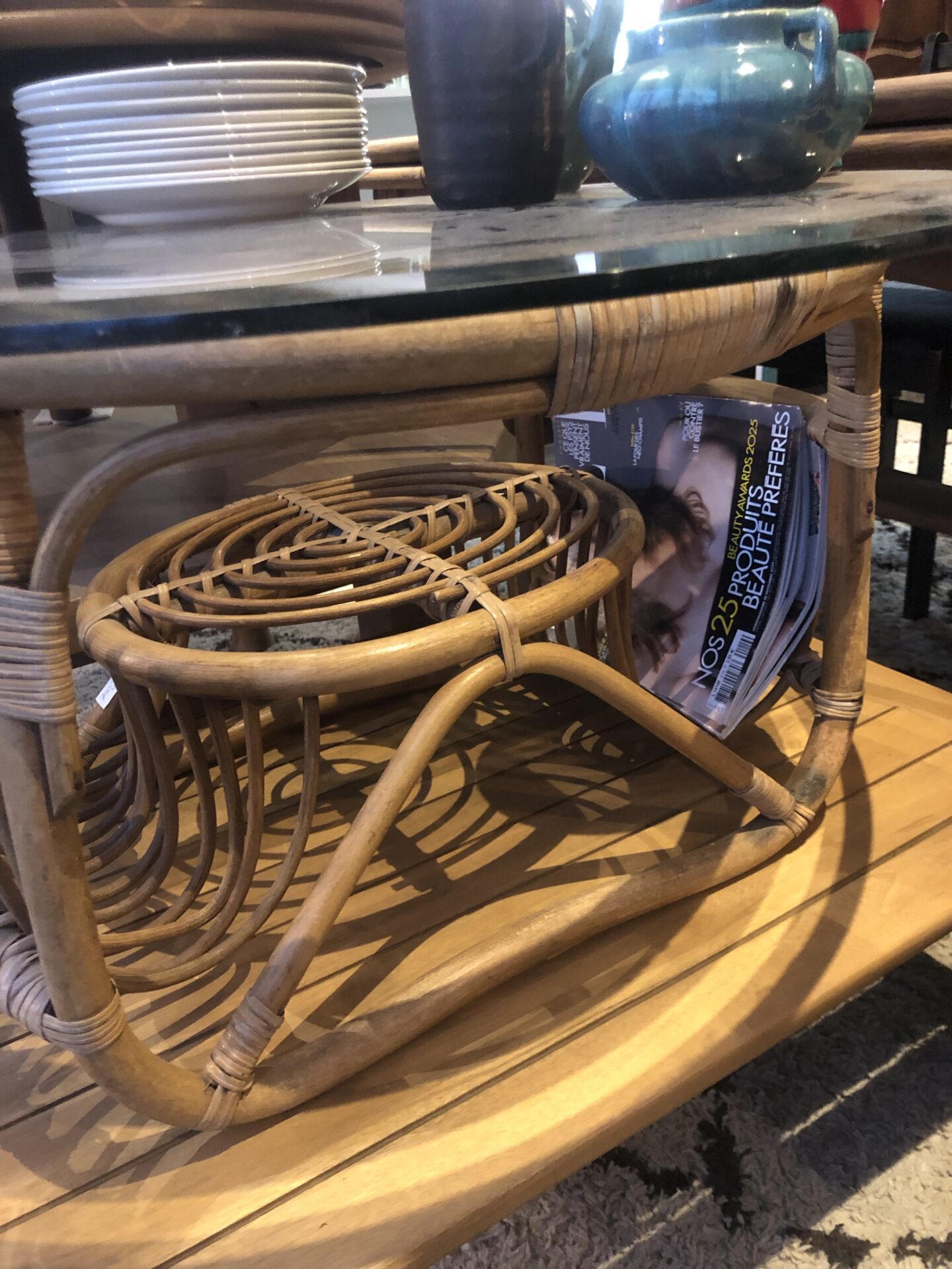 Table basse en rotin et verre transparent – Image 10