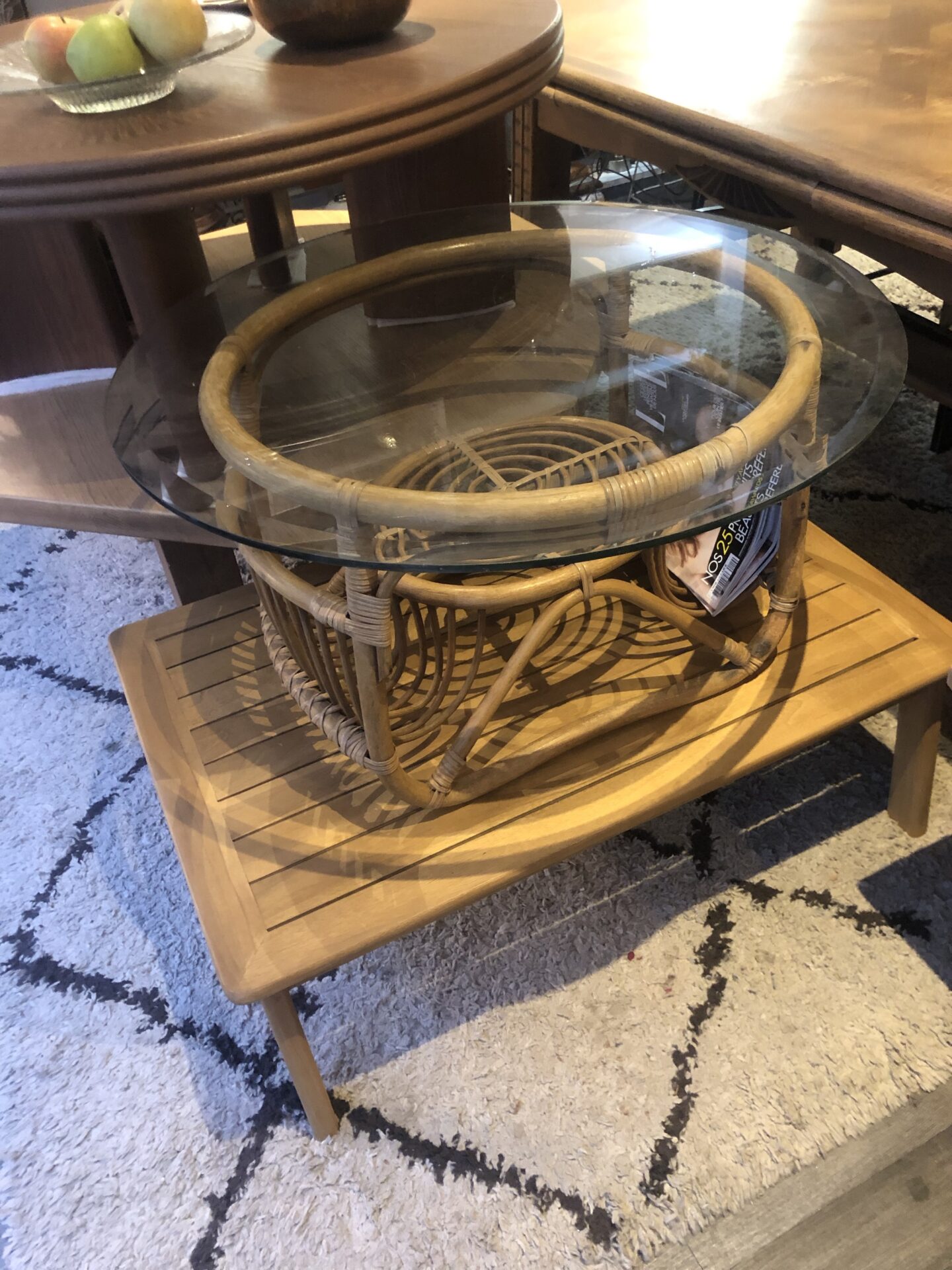 Table basse en rotin et verre transparent – Image 9