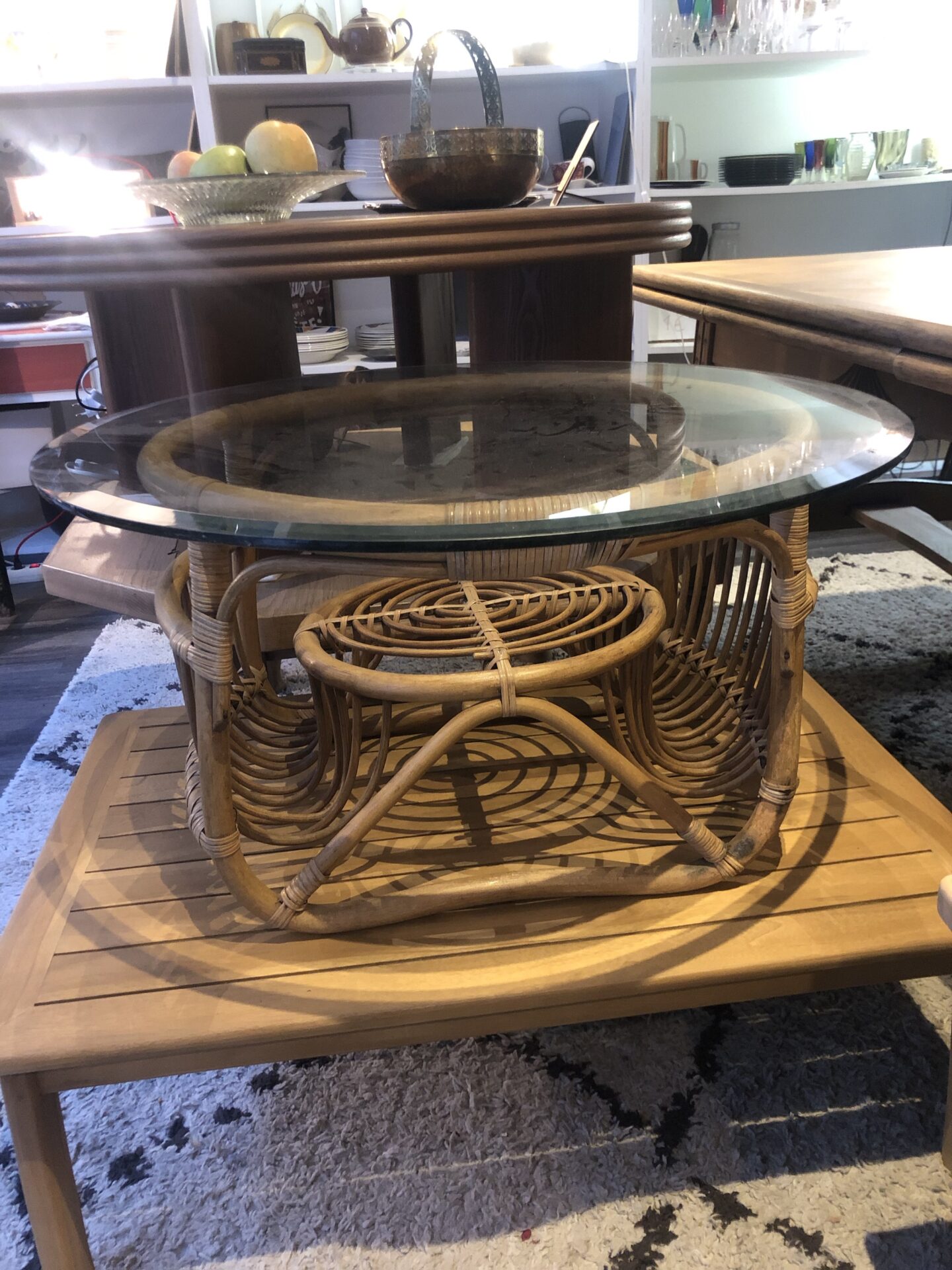 Table basse en rotin et verre transparent – Image 8
