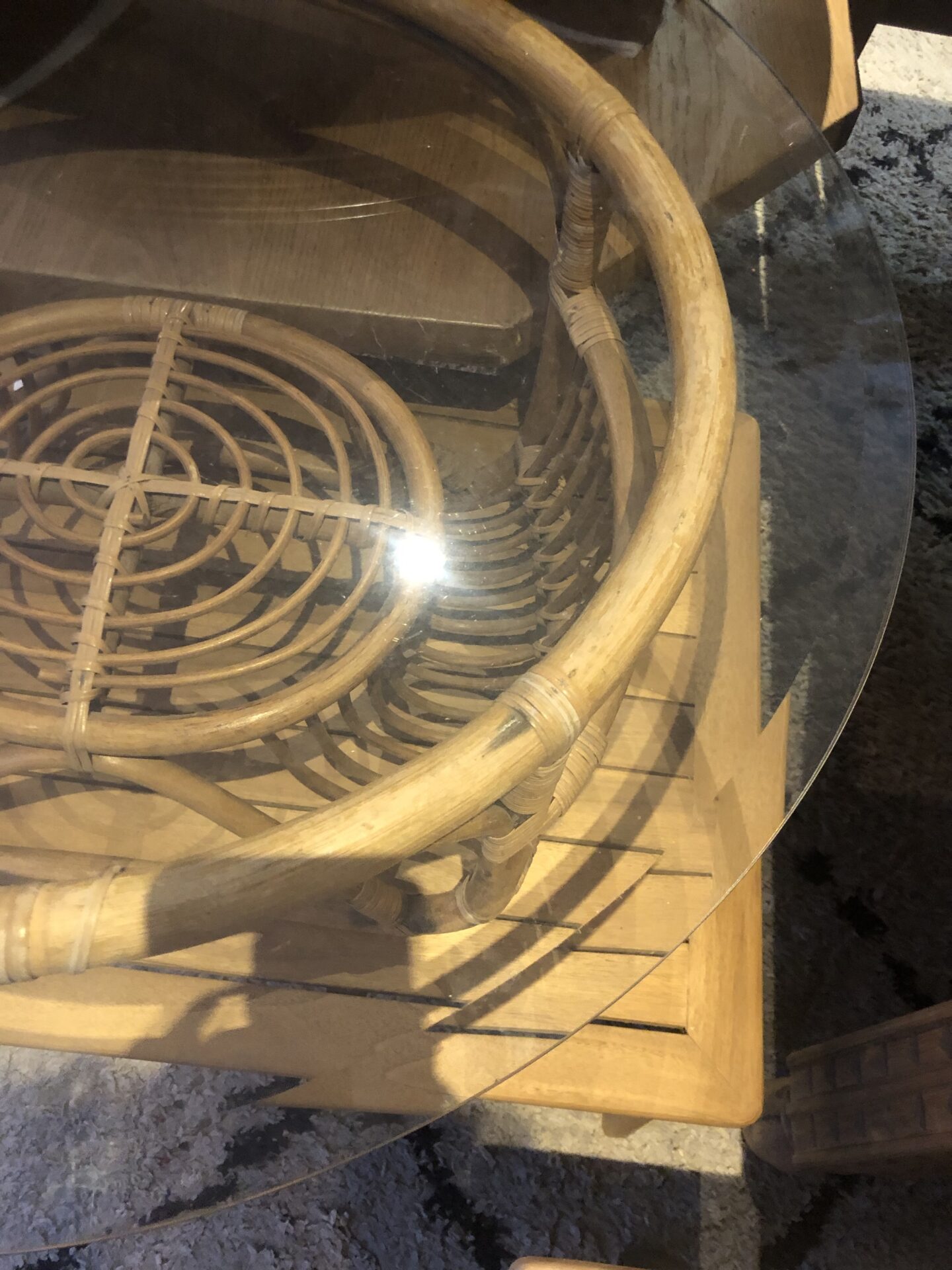 Table basse en rotin et verre transparent – Image 14