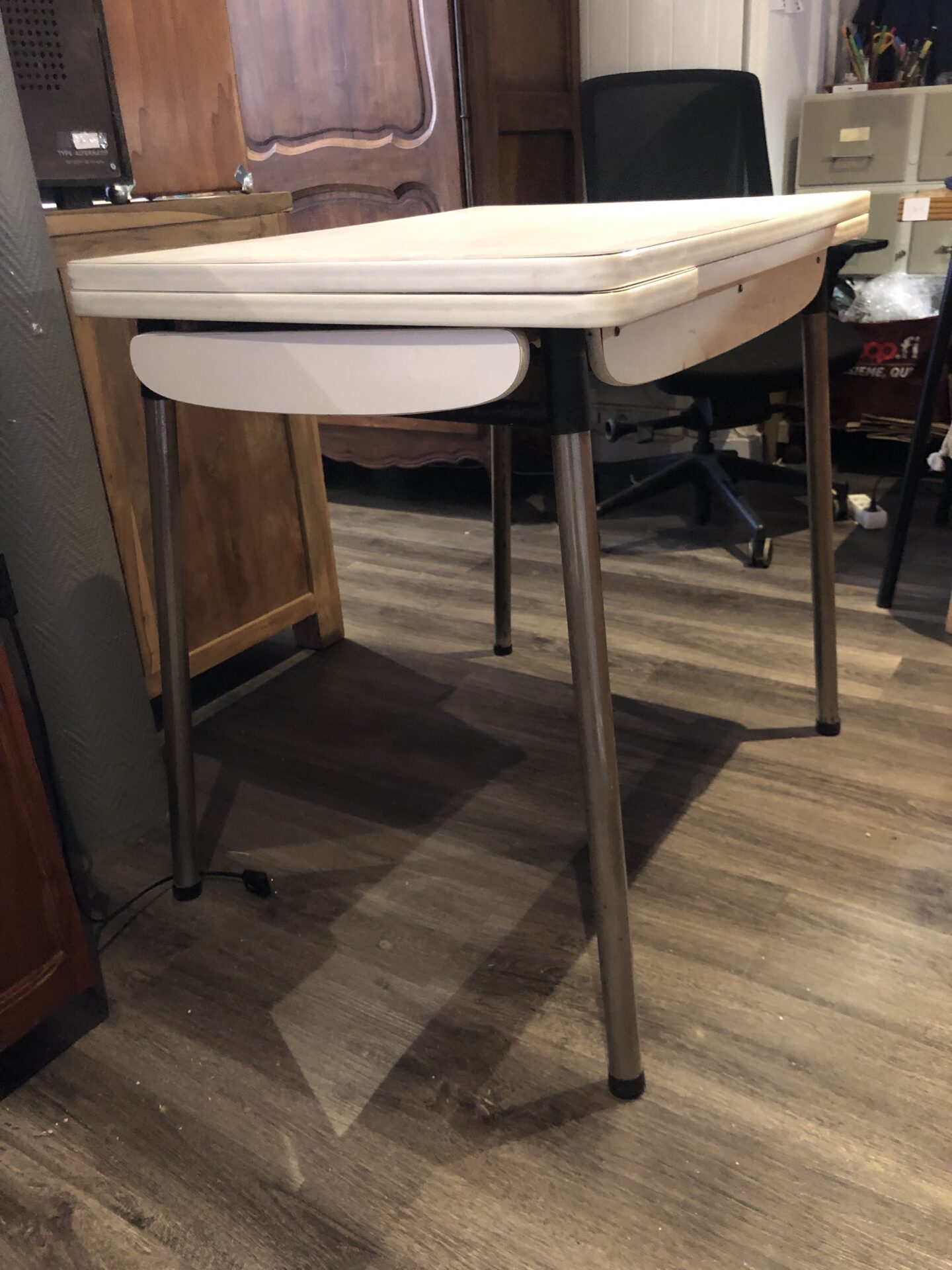 Table Formica blanche, 2 rallonges et 2 tiroirs 70’s – Image 4