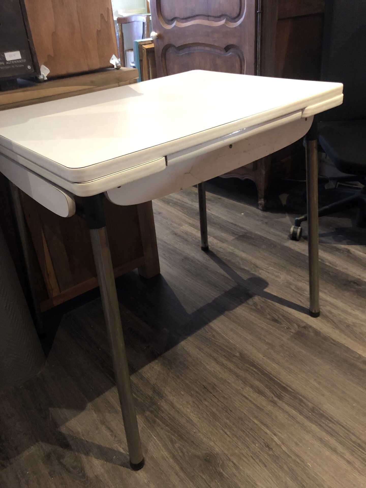 Table Formica blanche, 2 rallonges et 2 tiroirs 70’s – Image 9