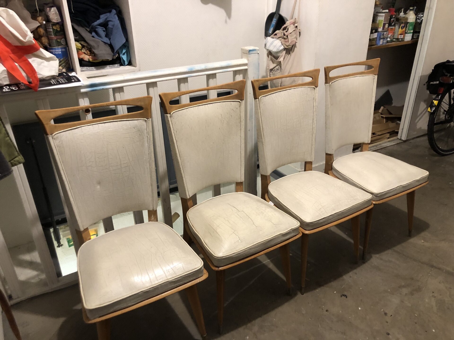 Paire de chaises en cuir blanc vintage années 50 – Image 2
