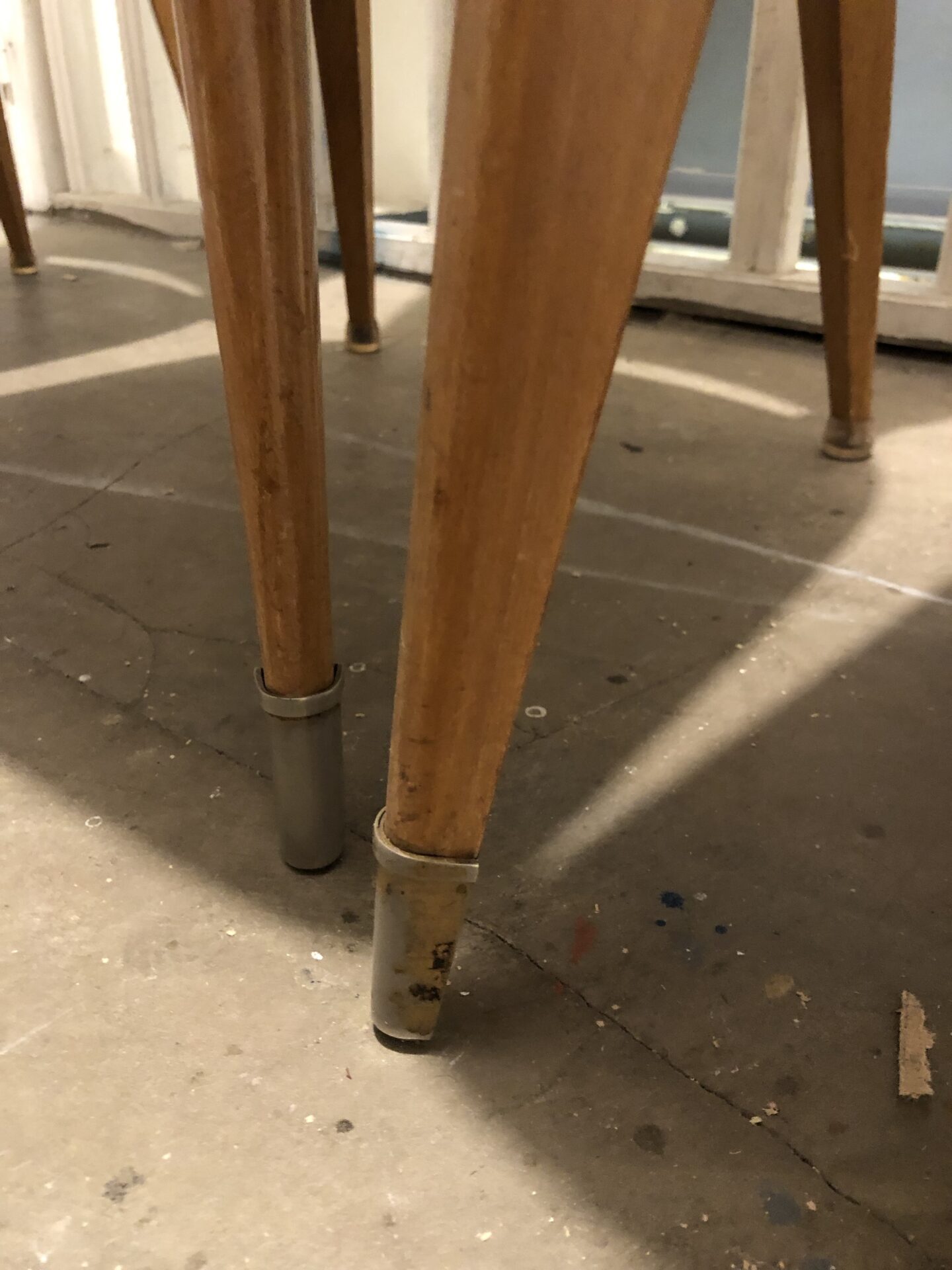 Paire de chaises en cuir blanc vintage années 50 – Image 4