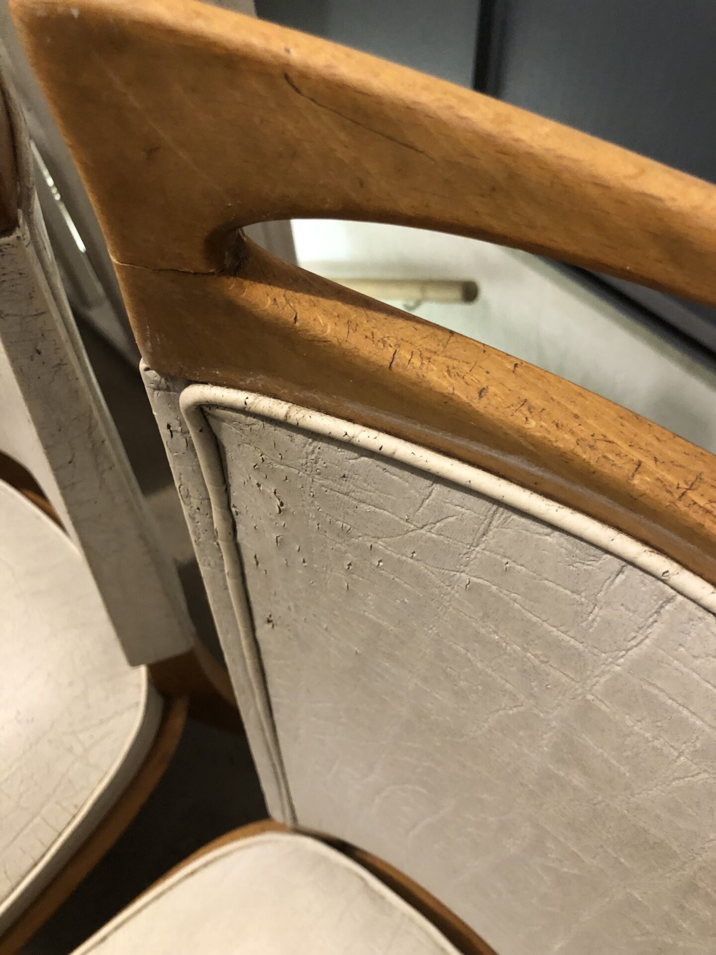 Paire de chaises en cuir blanc vintage années 50 – Image 7