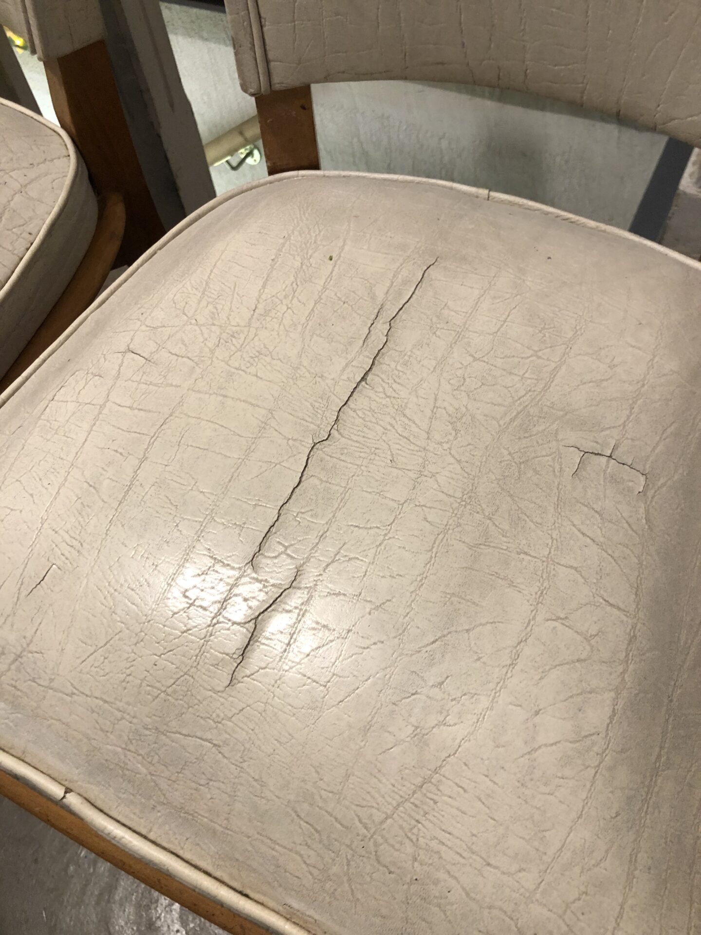 Paire de chaises en cuir blanc vintage années 50 – Image 9
