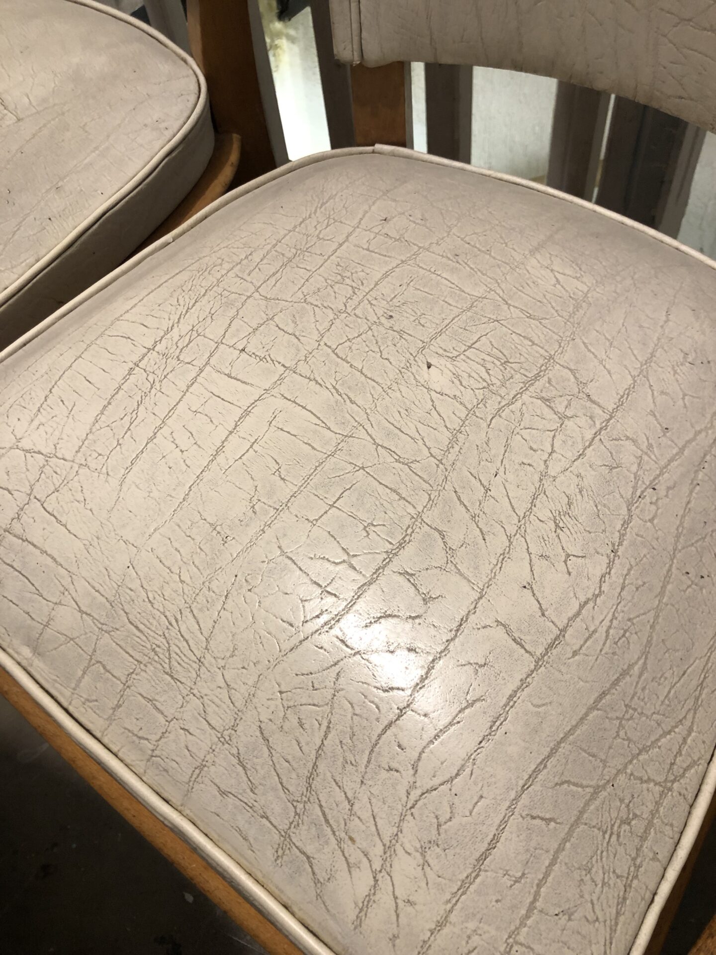 Paire de chaises en cuir blanc vintage années 50 – Image 8