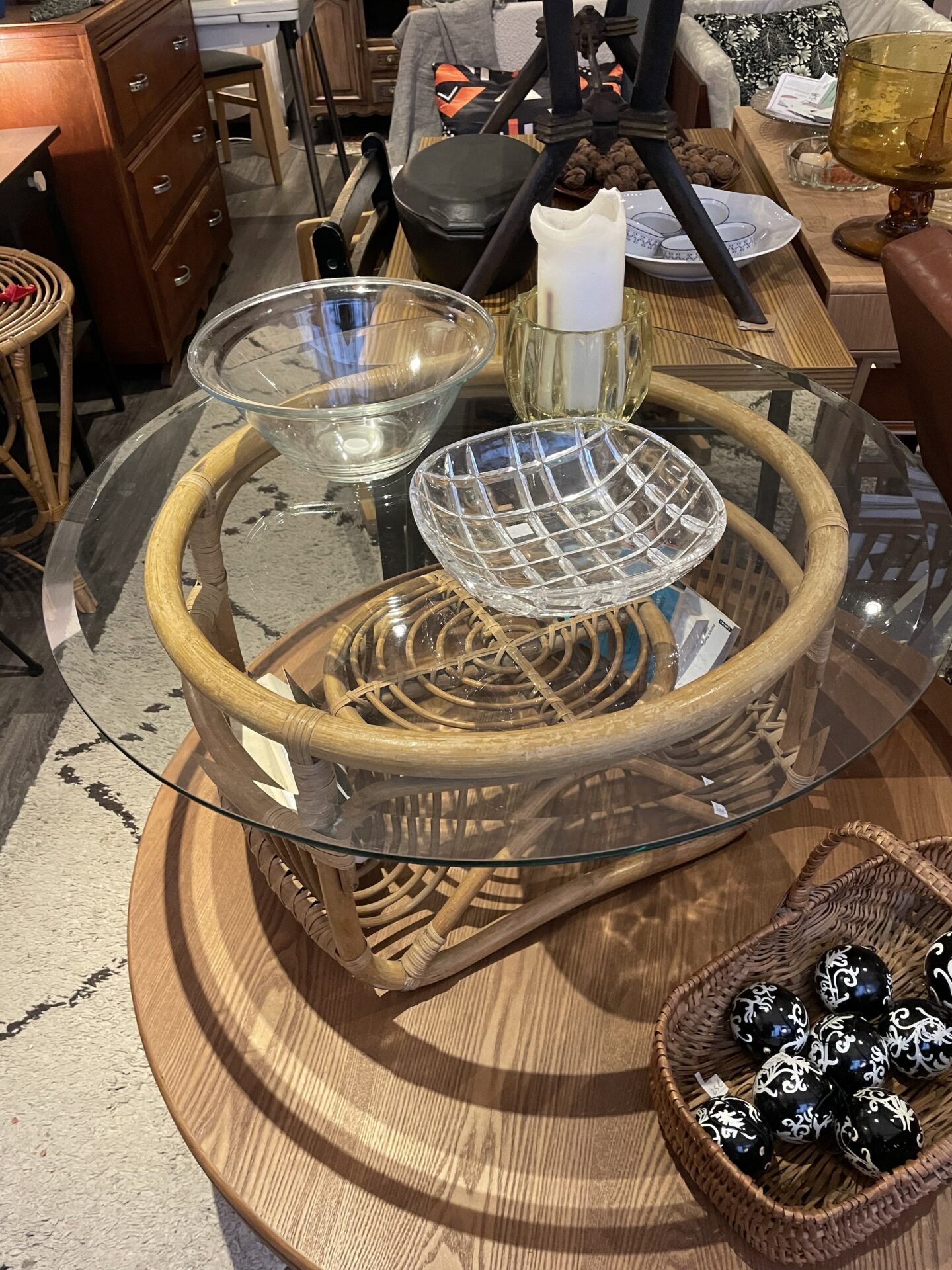 Table basse en rotin et verre transparent – Image 2