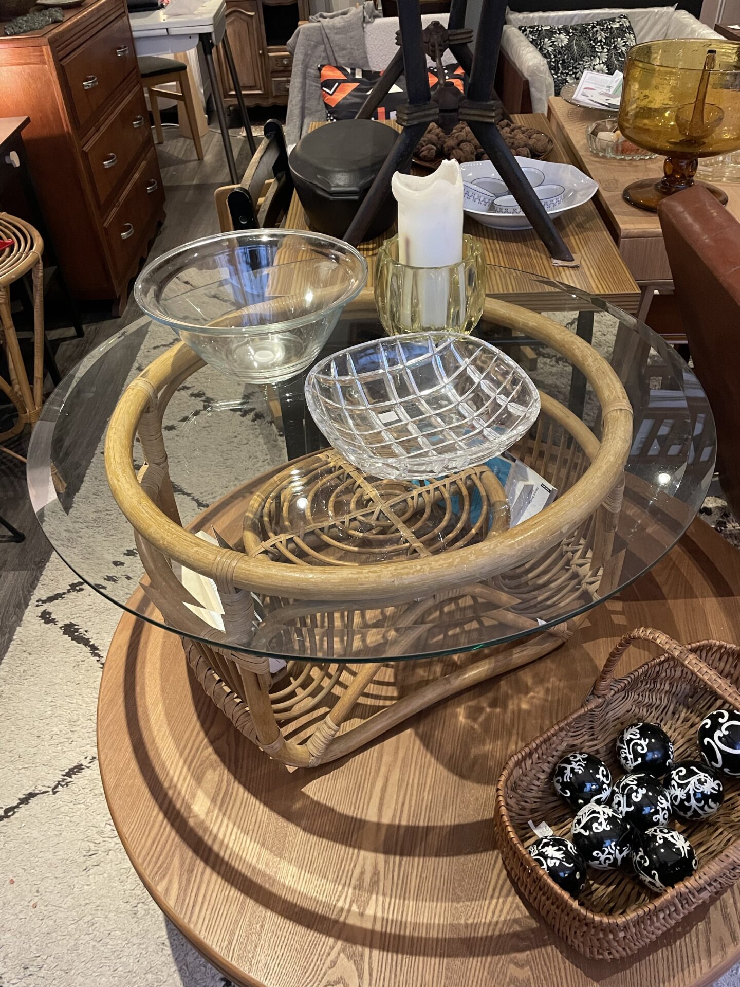 Table basse en rotin et verre transparent – Image 3