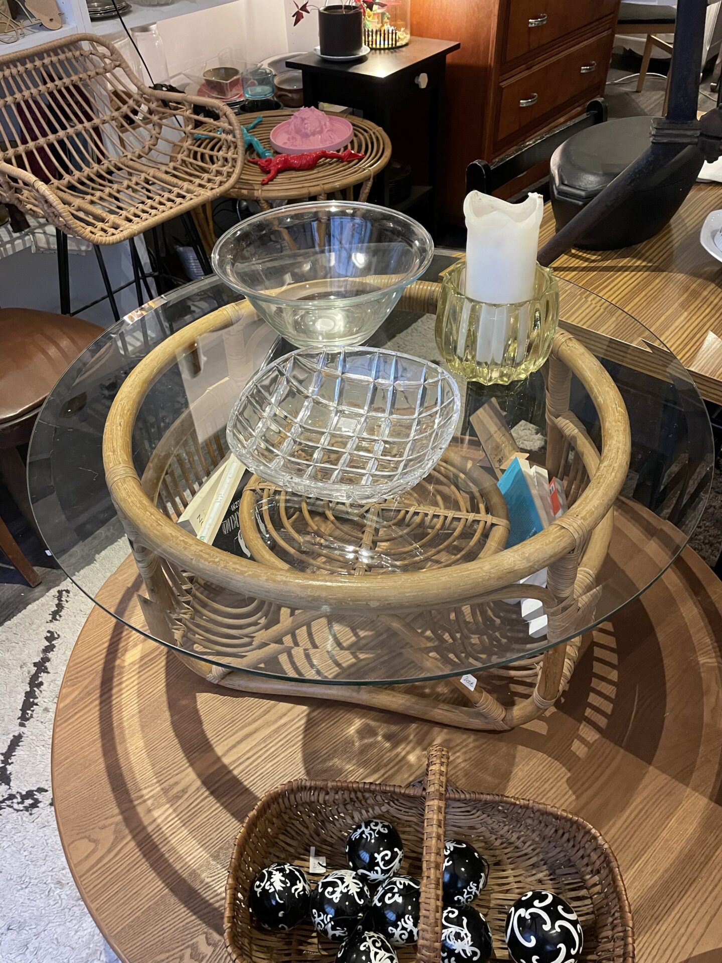 Table basse en rotin et verre transparent – Image 4