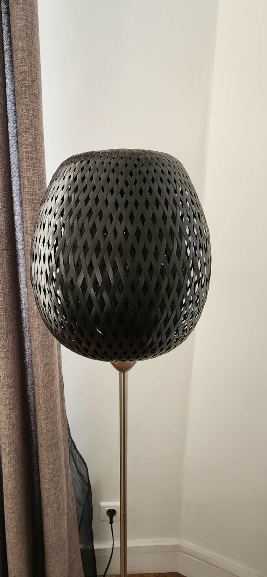 Lampadaire noir tressé – Image 3
