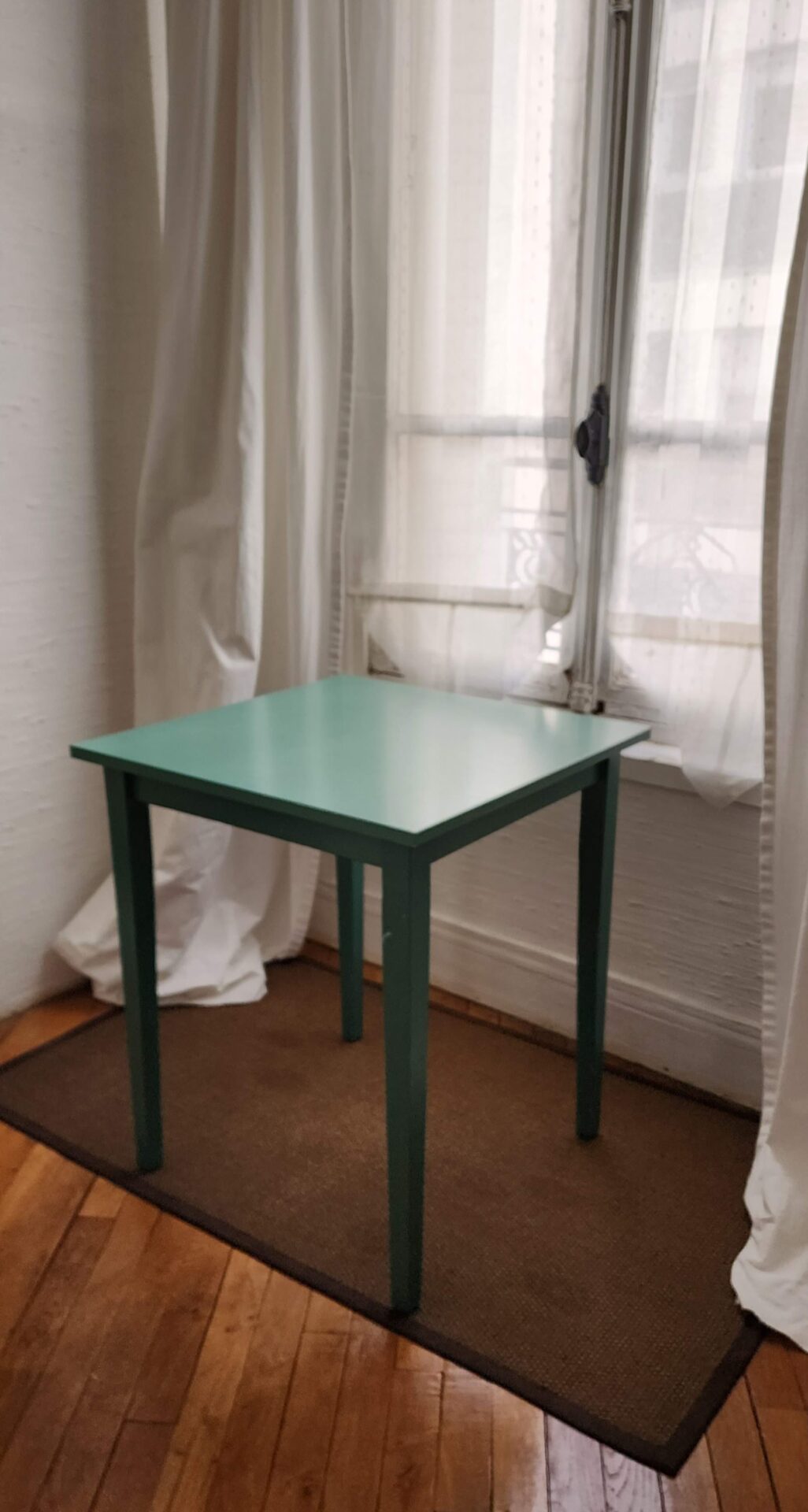 Table en bois laqué carrée – Image 2