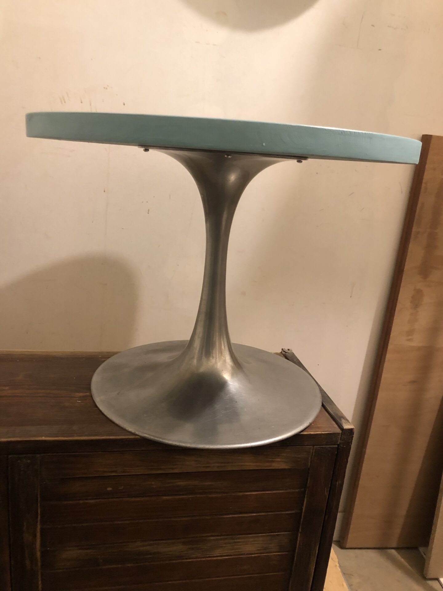 Table basse plateau bois bleu et pied métal – Image 4