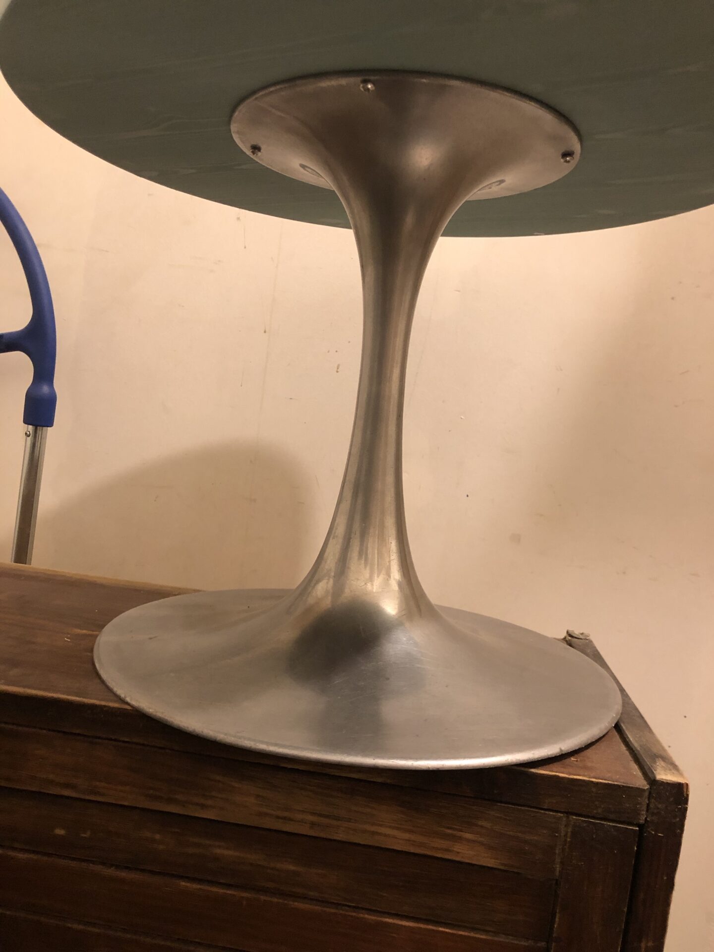 Table basse plateau bois bleu et pied métal – Image 5