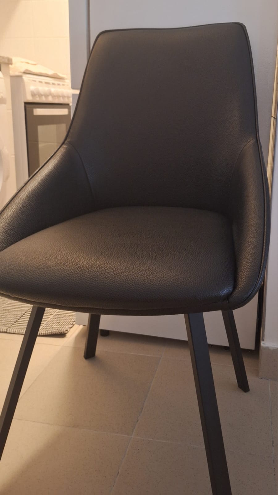 Chaises noires 2 pièces en similicuir – Image 3