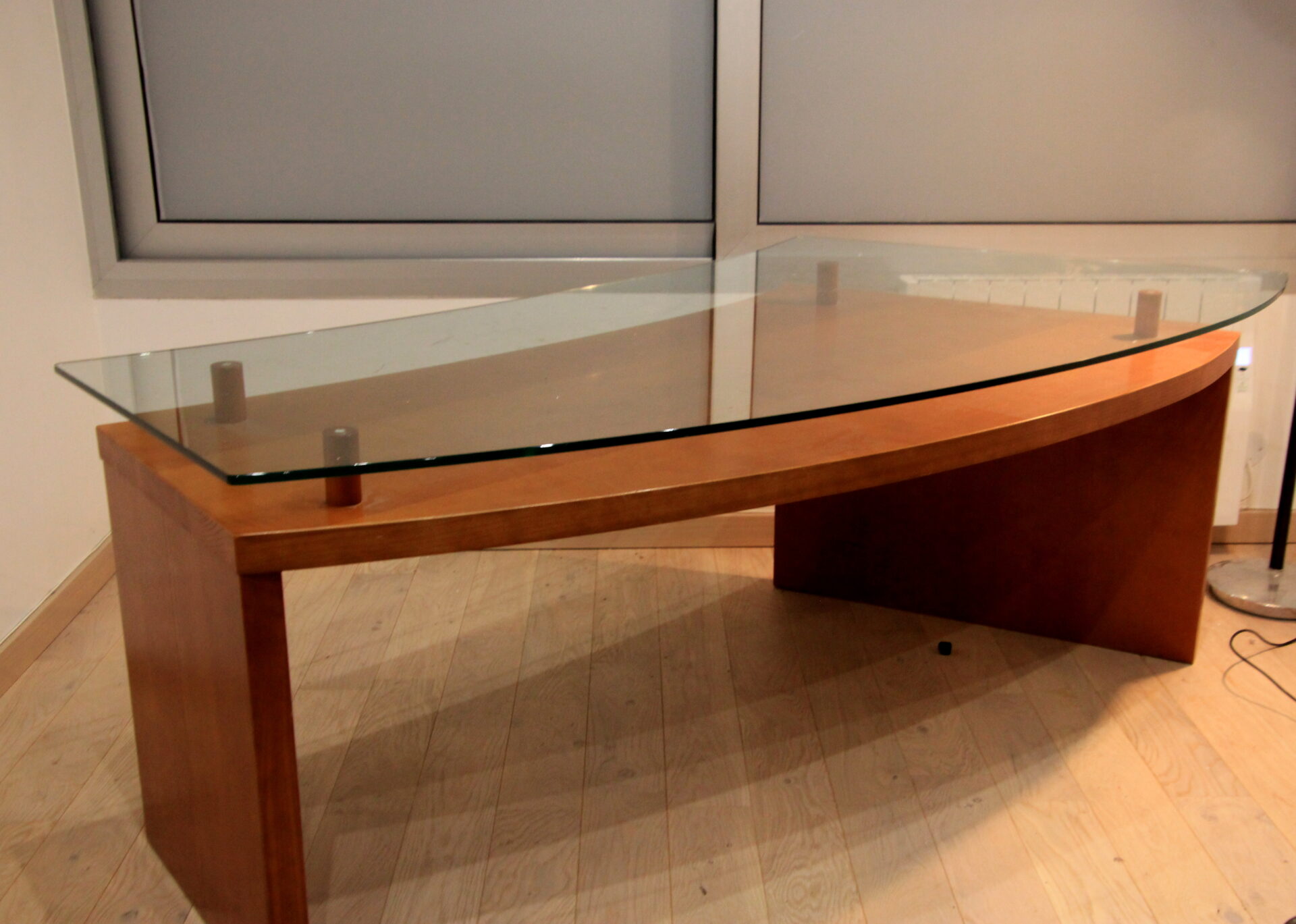 Bureau arrondi et son plateau de verre – Image 5