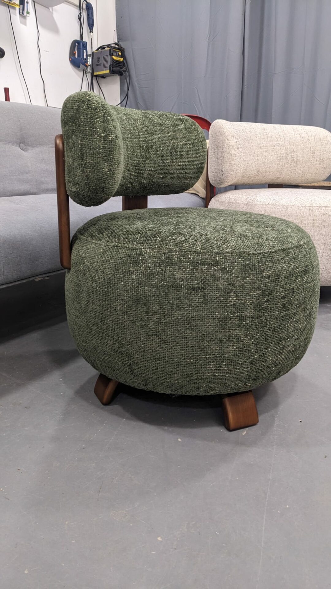 Fauteuil PLATON bois noyer tweed vert – Image 4