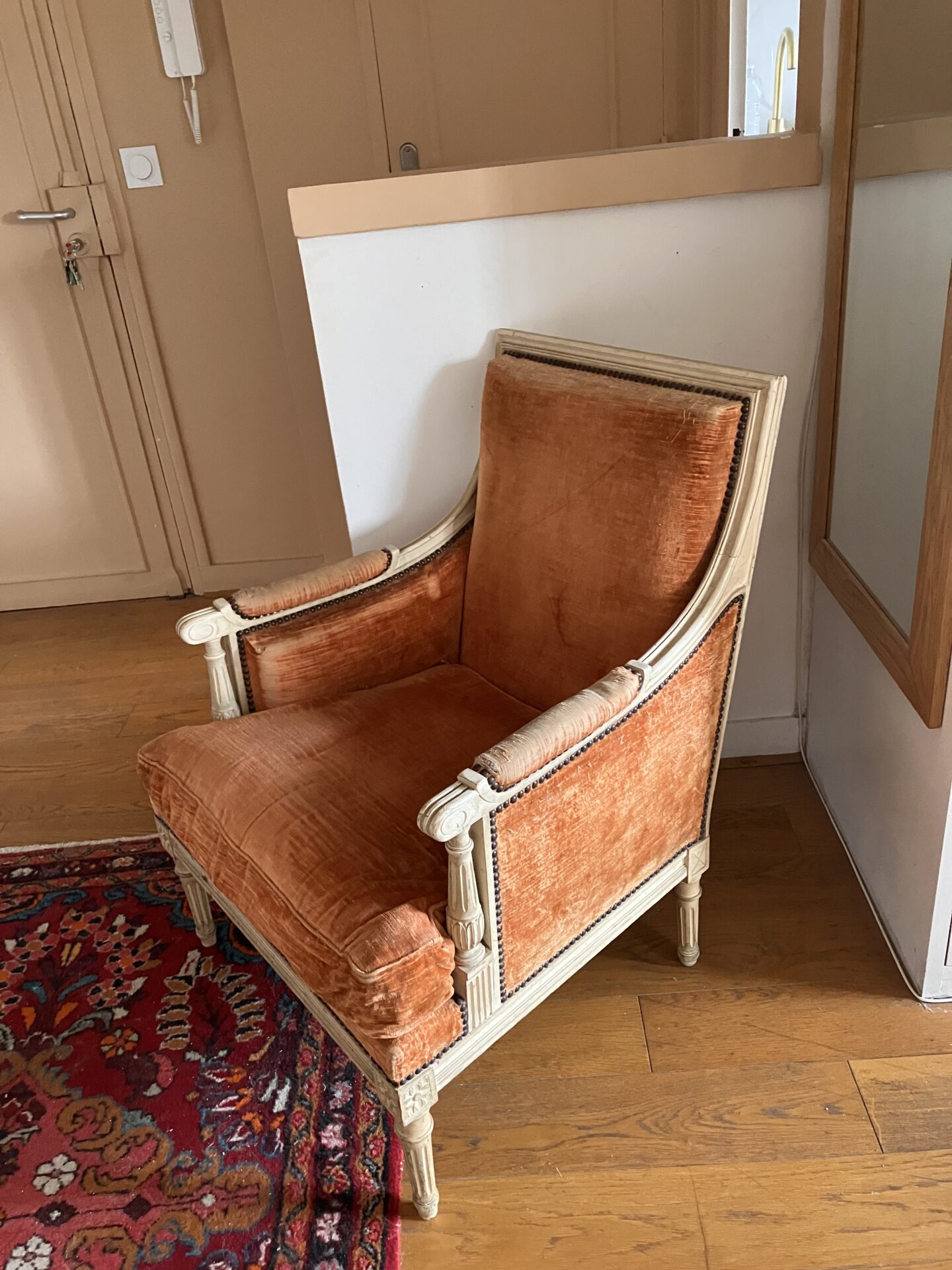 Fauteuil velours orange – Image 3