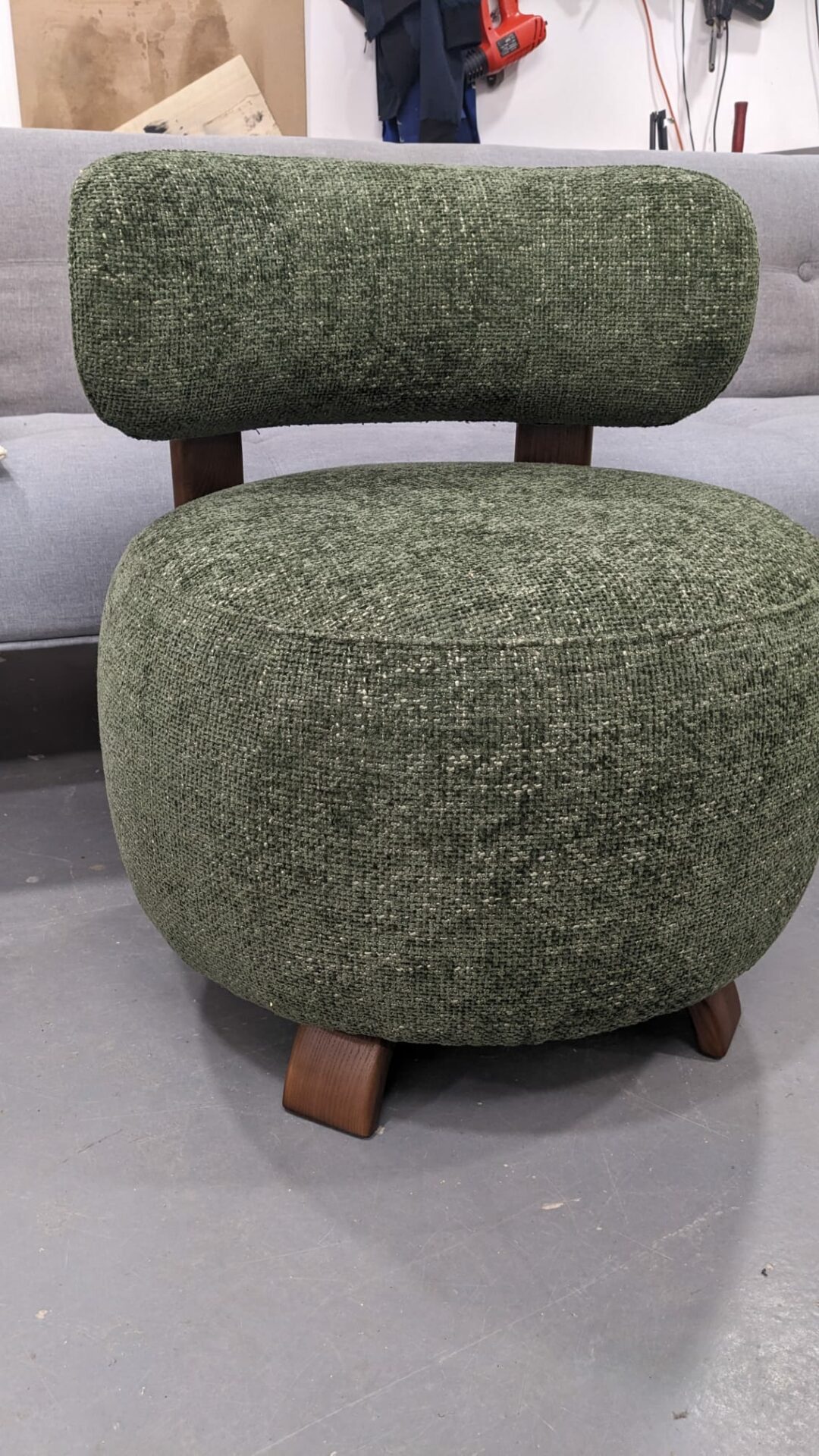 Fauteuil PLATON bois noyer tweed vert – Image 2