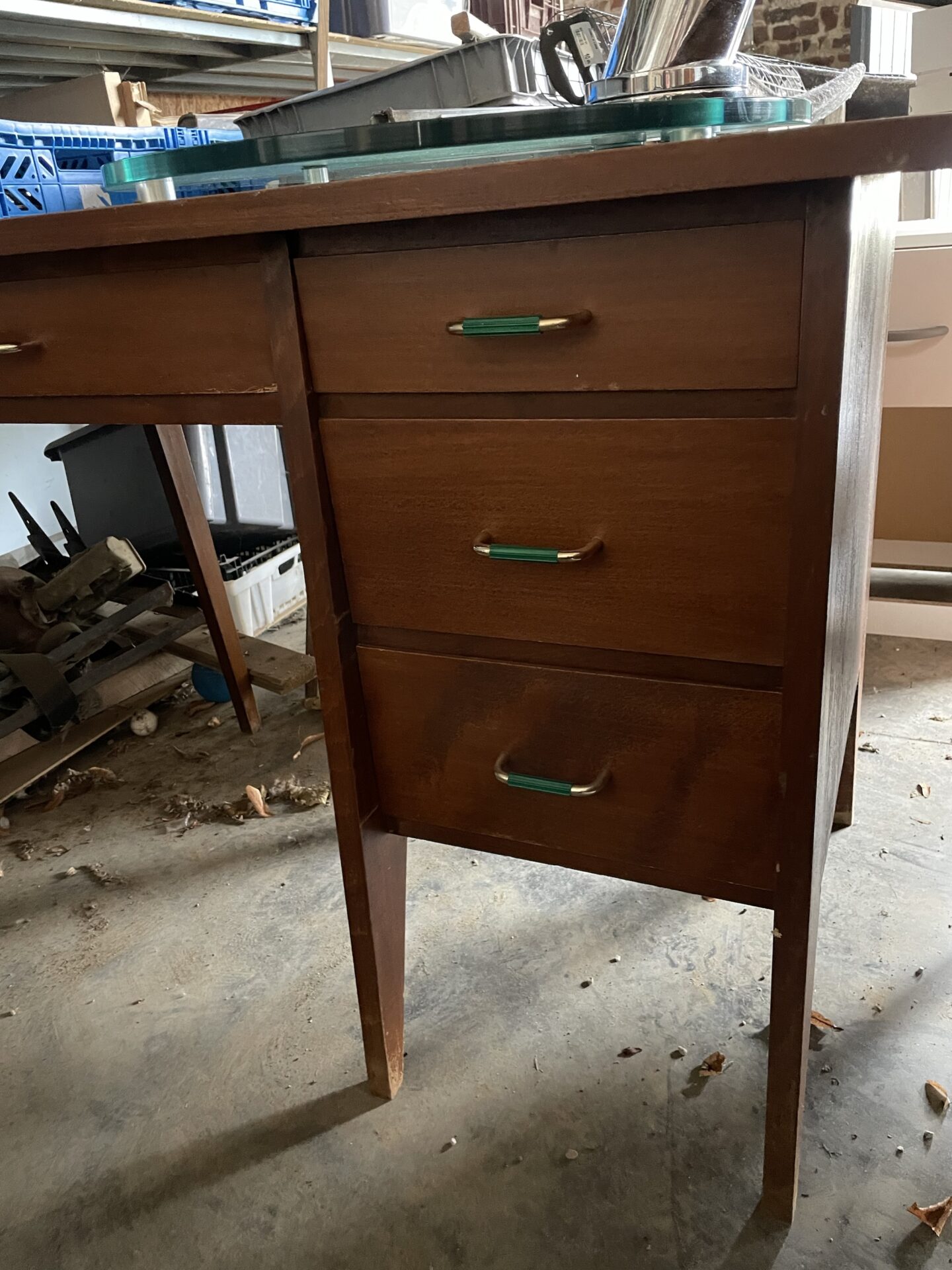 Bureau vintage bois et sous main vert – Image 3