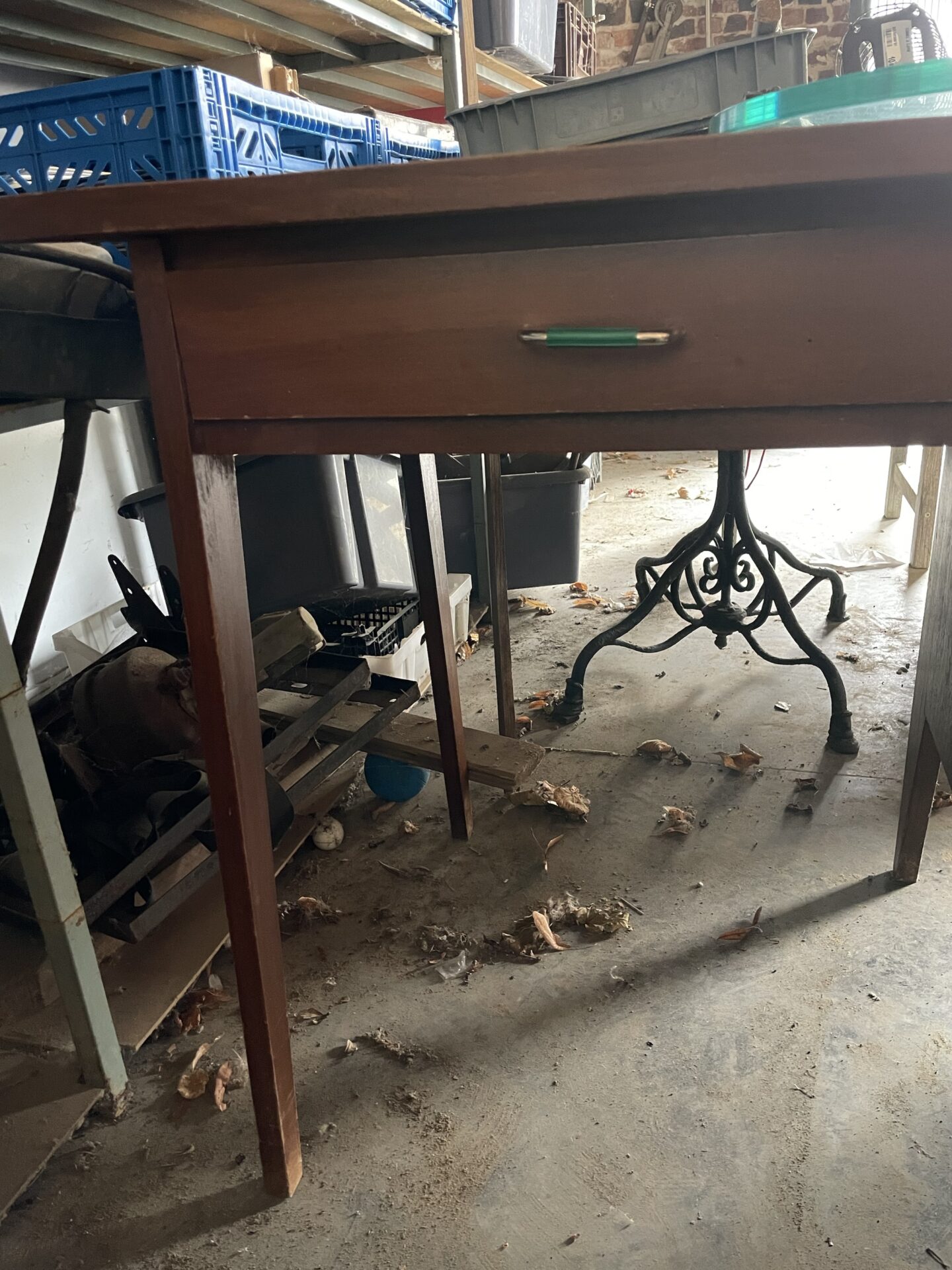 Bureau vintage bois et sous main vert – Image 4